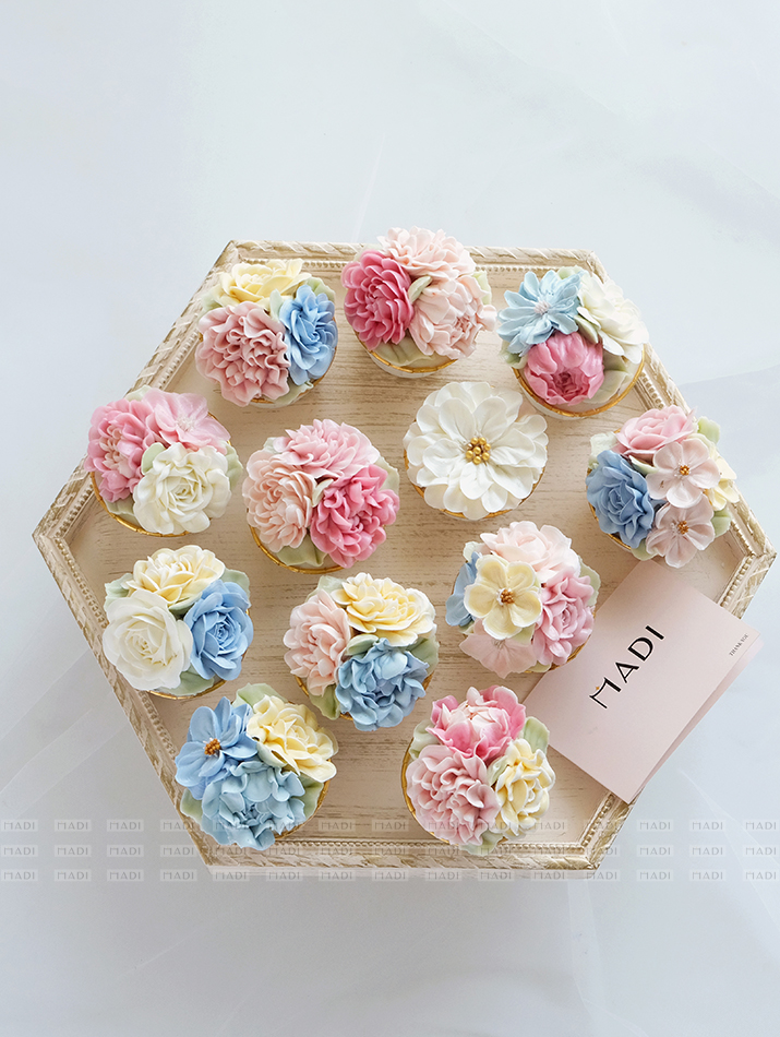 Cream flower cupcakes 09