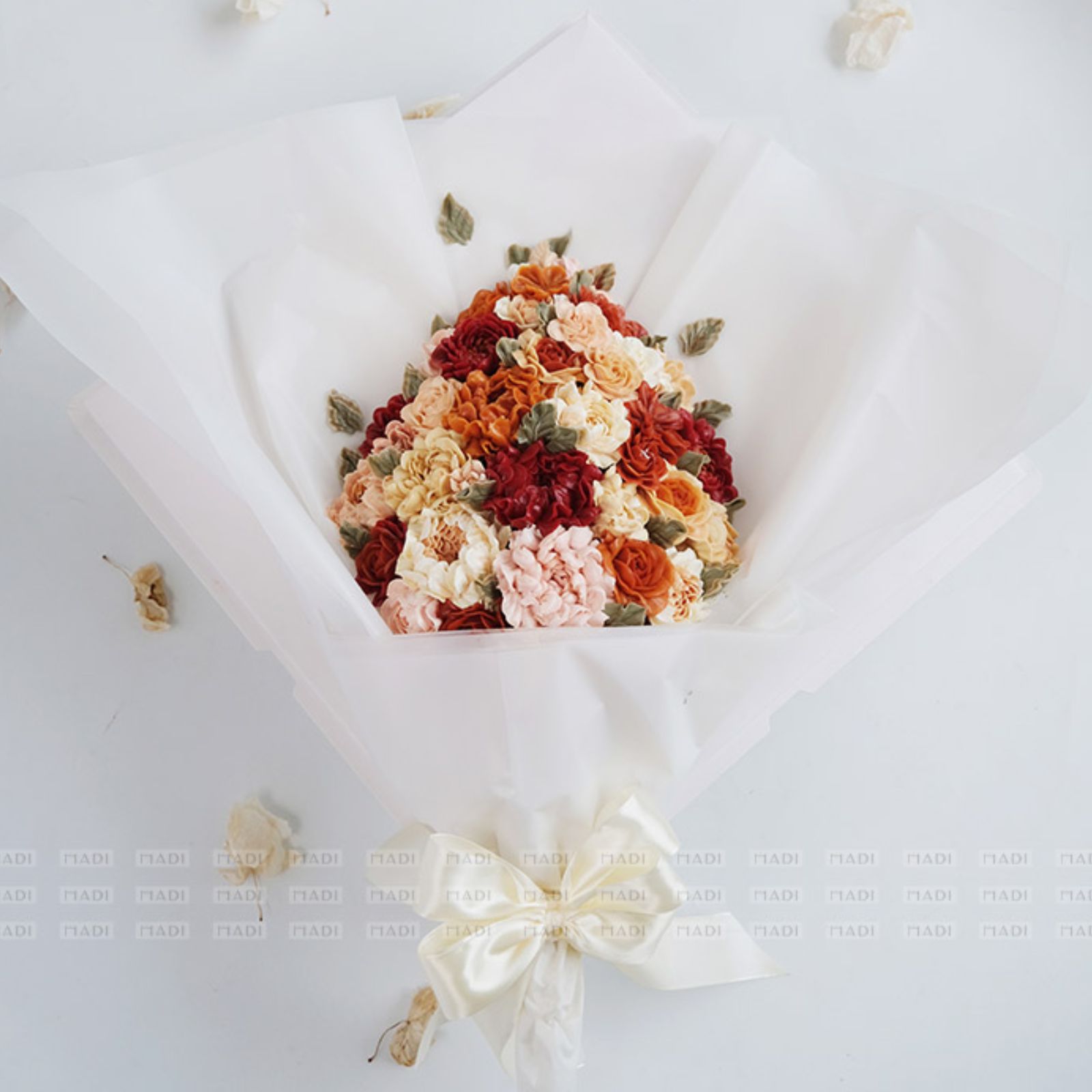 Sắc đỏ – cam hòa quyện trên những đóa hoa kem bơ, gợi nên không khí ấm áp và chân thành của ngày 20/11