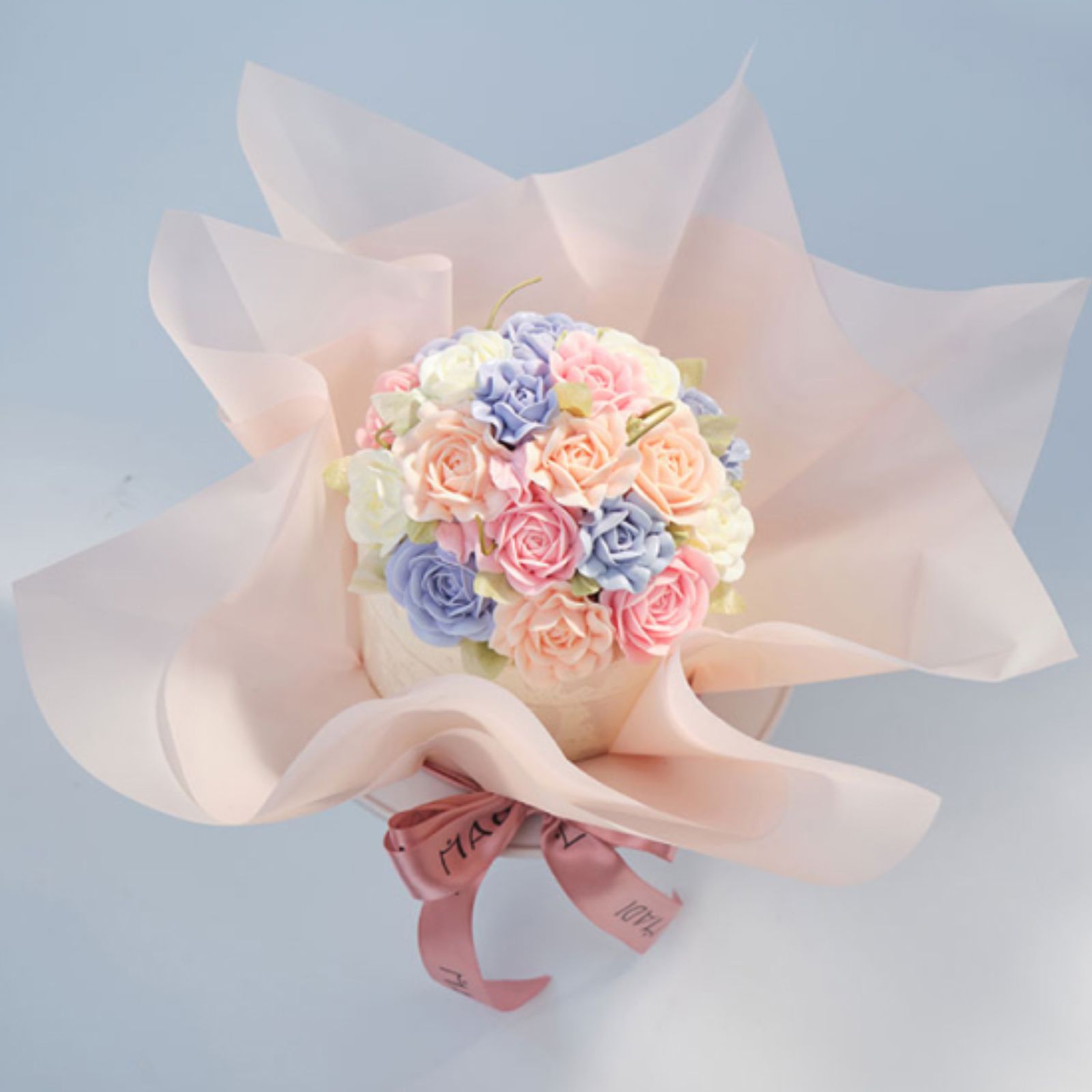 Thiết kế giỏ hoa sống động cùng sắc hồng – tím – xanh pastel tạo nên mẫu bánh 20/11 vừa nữ tính vừa trang nhã