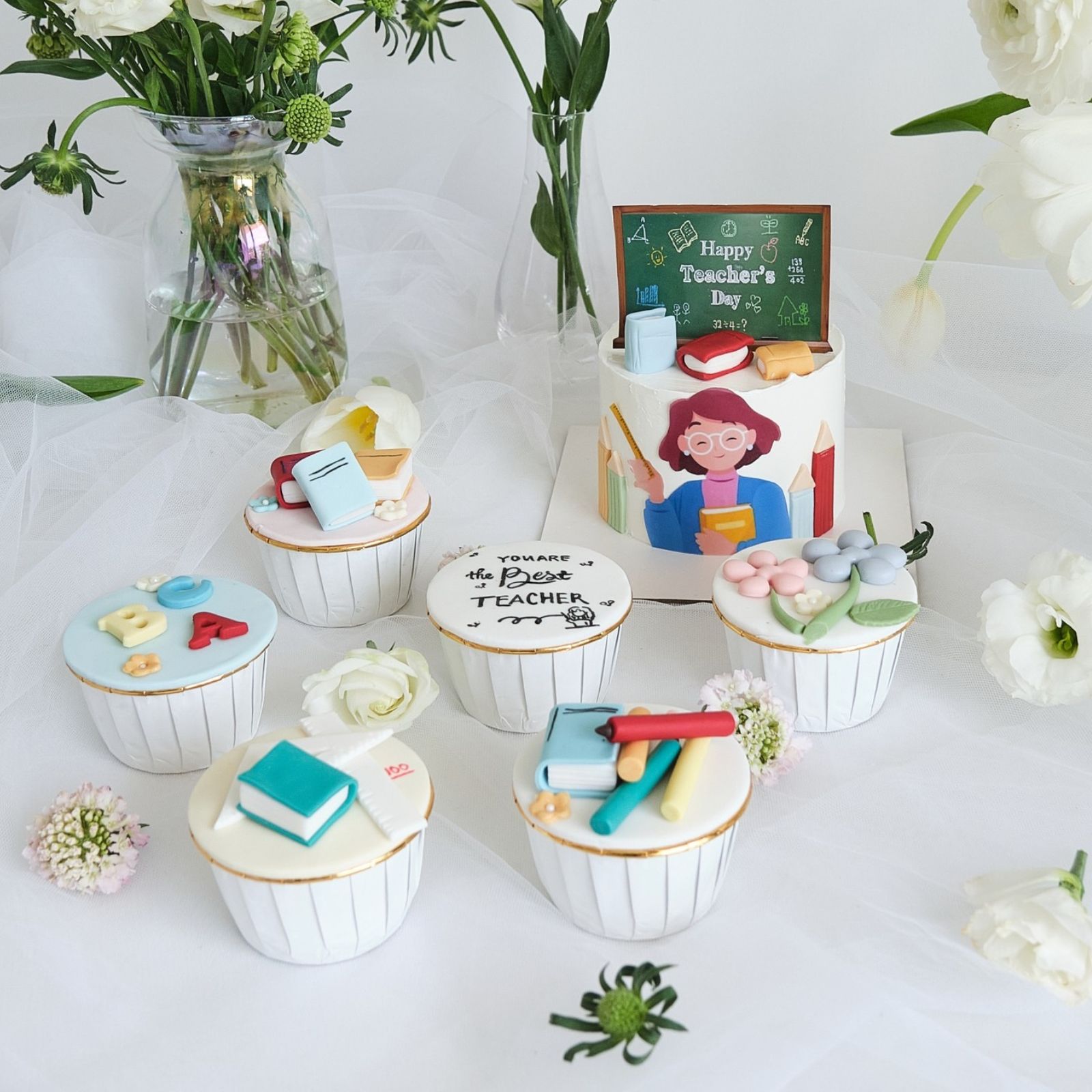 Như một góc lớp học quen thuộc, bộ bánh kem 20/11 khắc họa hình ảnh cô giáo ân cần bên trang bảng phấn