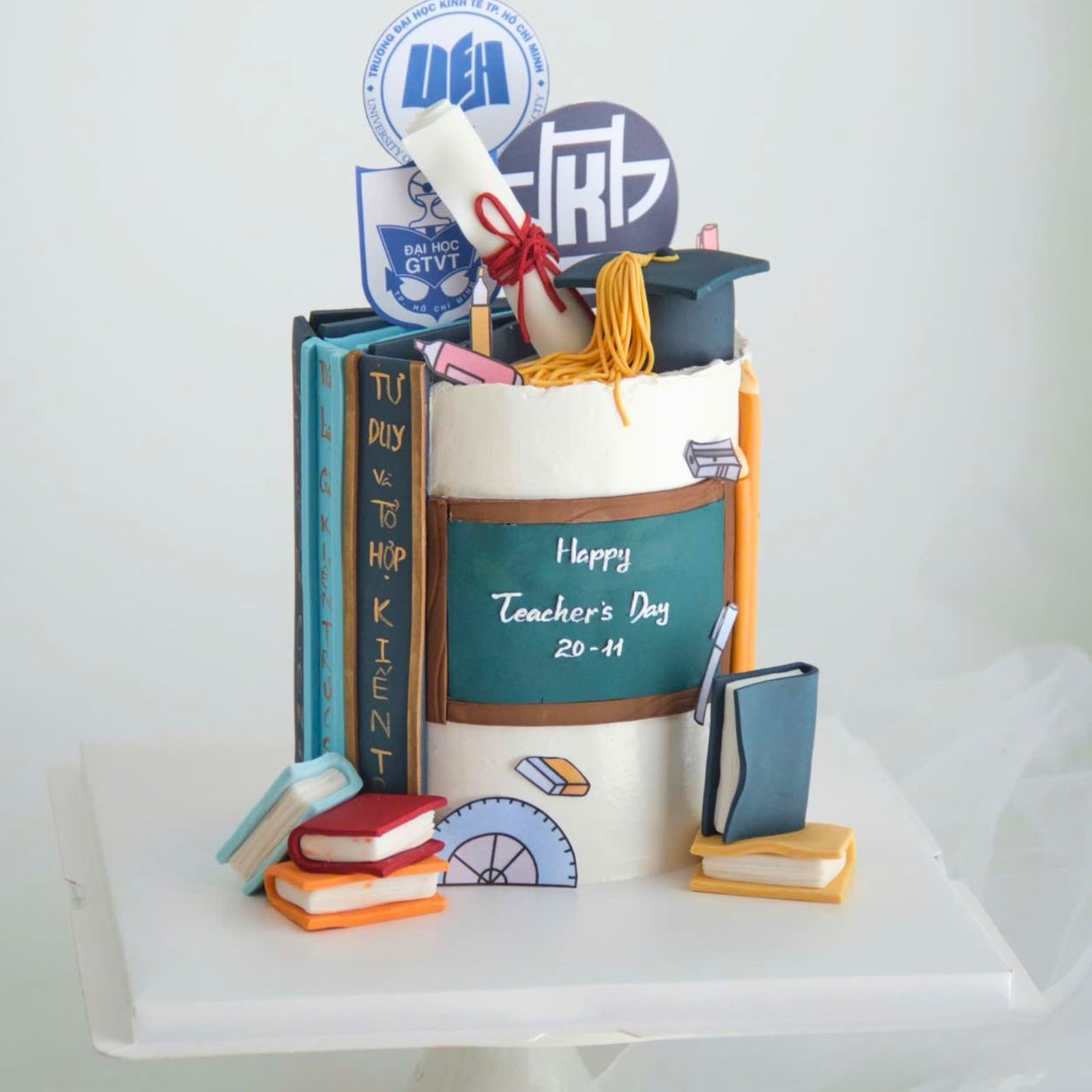 Mẫu bánh kem 20/11 đại diện cho tập thể sinh viên các khoa, thay lời tri ân đến giảng viên kính mến