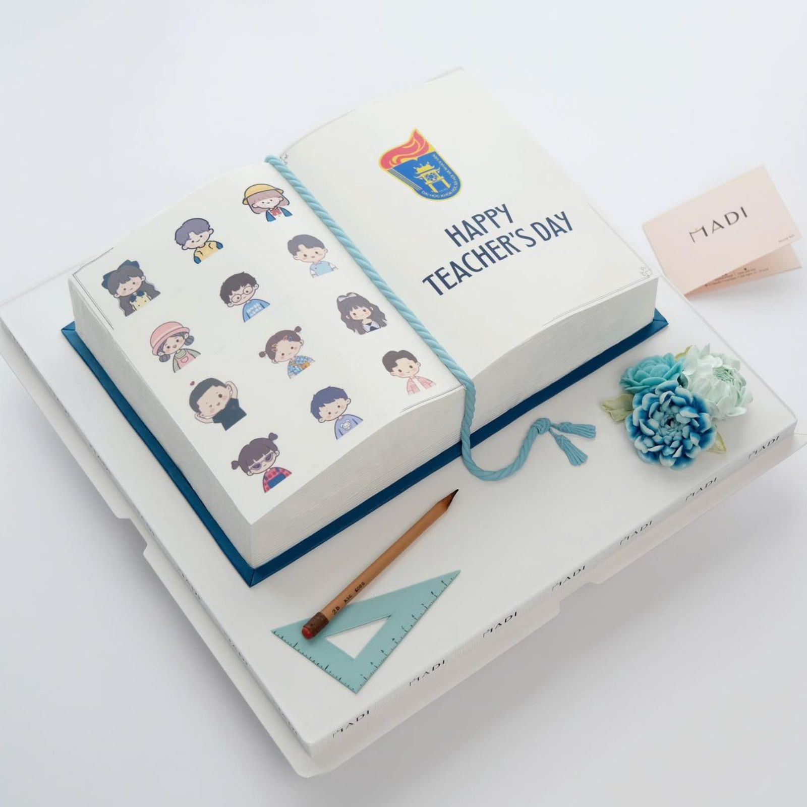 Thiết kế bánh kem dáng quyển sách gợi hình ảnh cuốn kỷ yếu thu nhỏ – nơi lưu giữ những bài học và kỷ niệm đáng trân quý