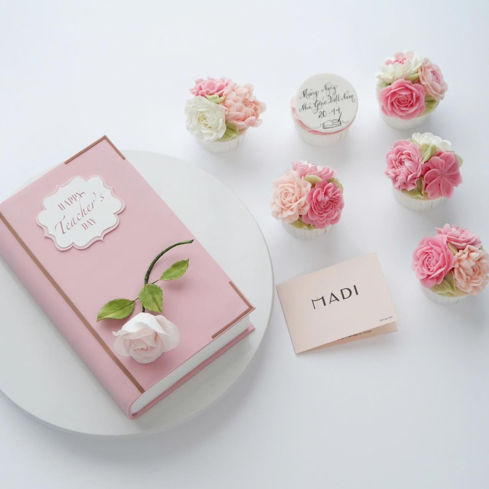 Chiếc bánh kem 20 11 theo yêu cầu tạo hình sổ lưu bút nhỏ xinh, chiếc bánh khoác sắc hồng mềm mại và đầy kỷ niệm