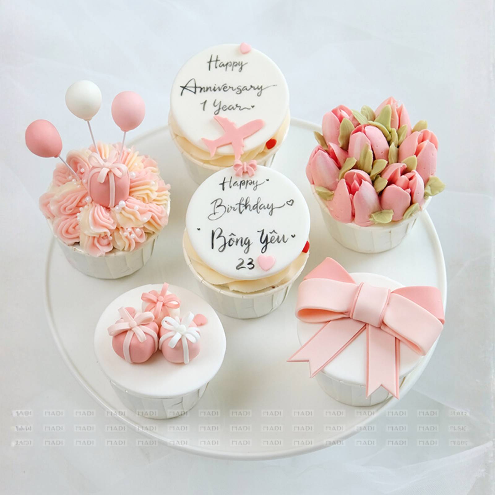 Bánh kỷ niệm ngày cưới, mang theo những ngọt ngào nhỏ bé, đủ để một năm yêu thương được kể lại