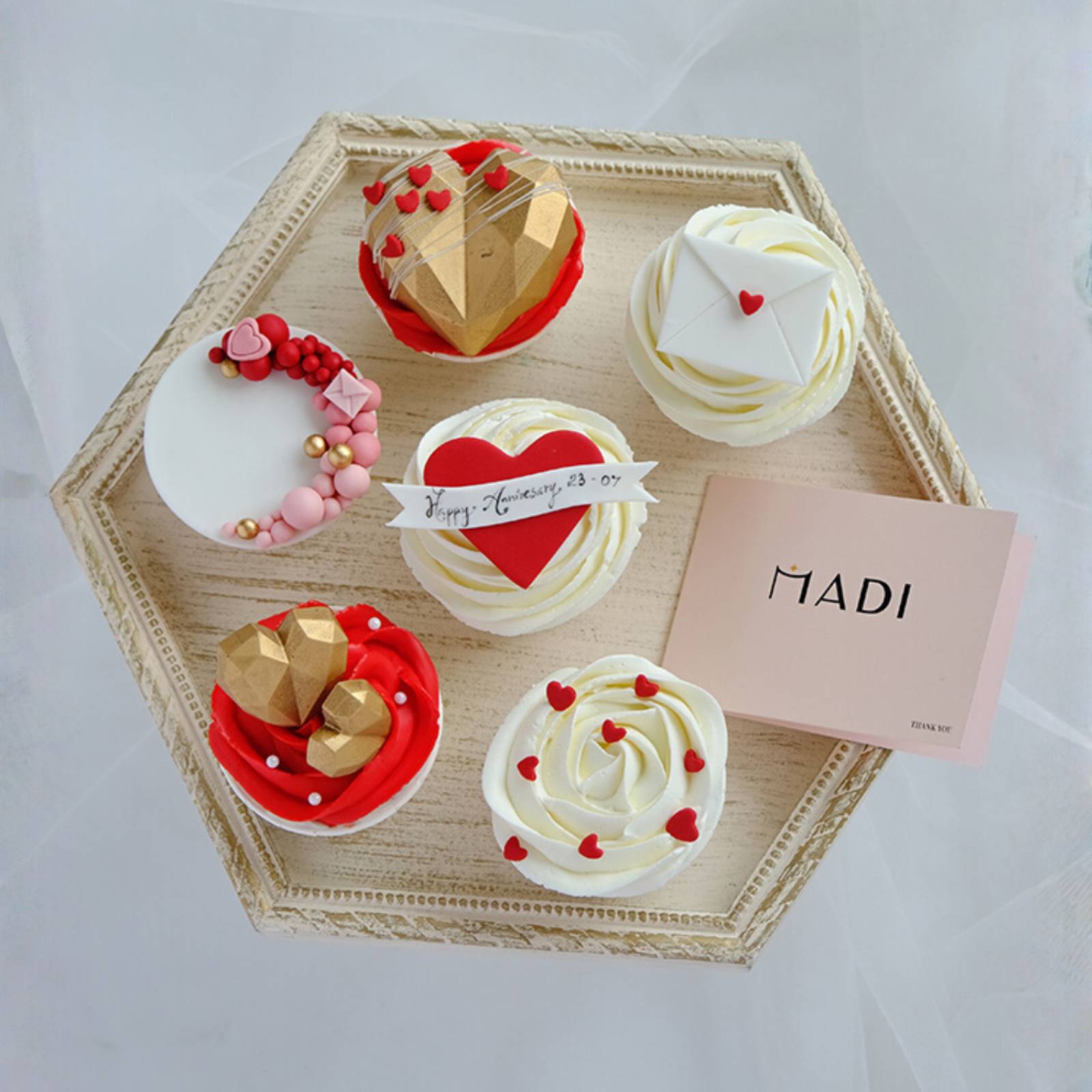Đặt bánh kỷ niệm ngày cưới tạo hình cupcakes là cách tinh tế để gửi gắm những lời yêu chưa bao giờ phai