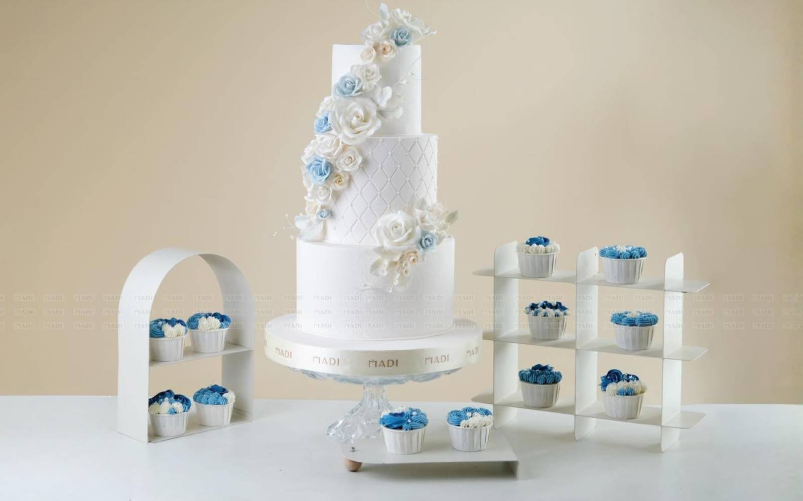 Đặt bánh kỷ niệm ngày cưới không chỉ là hình thức mà còn thể hiện tình yêu của người đọc