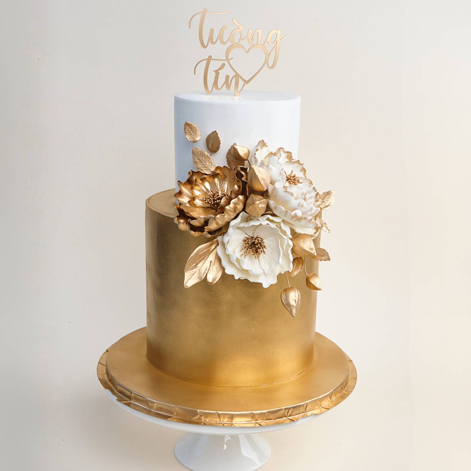 Sự tinh giản trong thiết kế bánh kem kỷ niệm ngày cưới được nâng tầm bởi sắc vàng ánh kim sang trọng