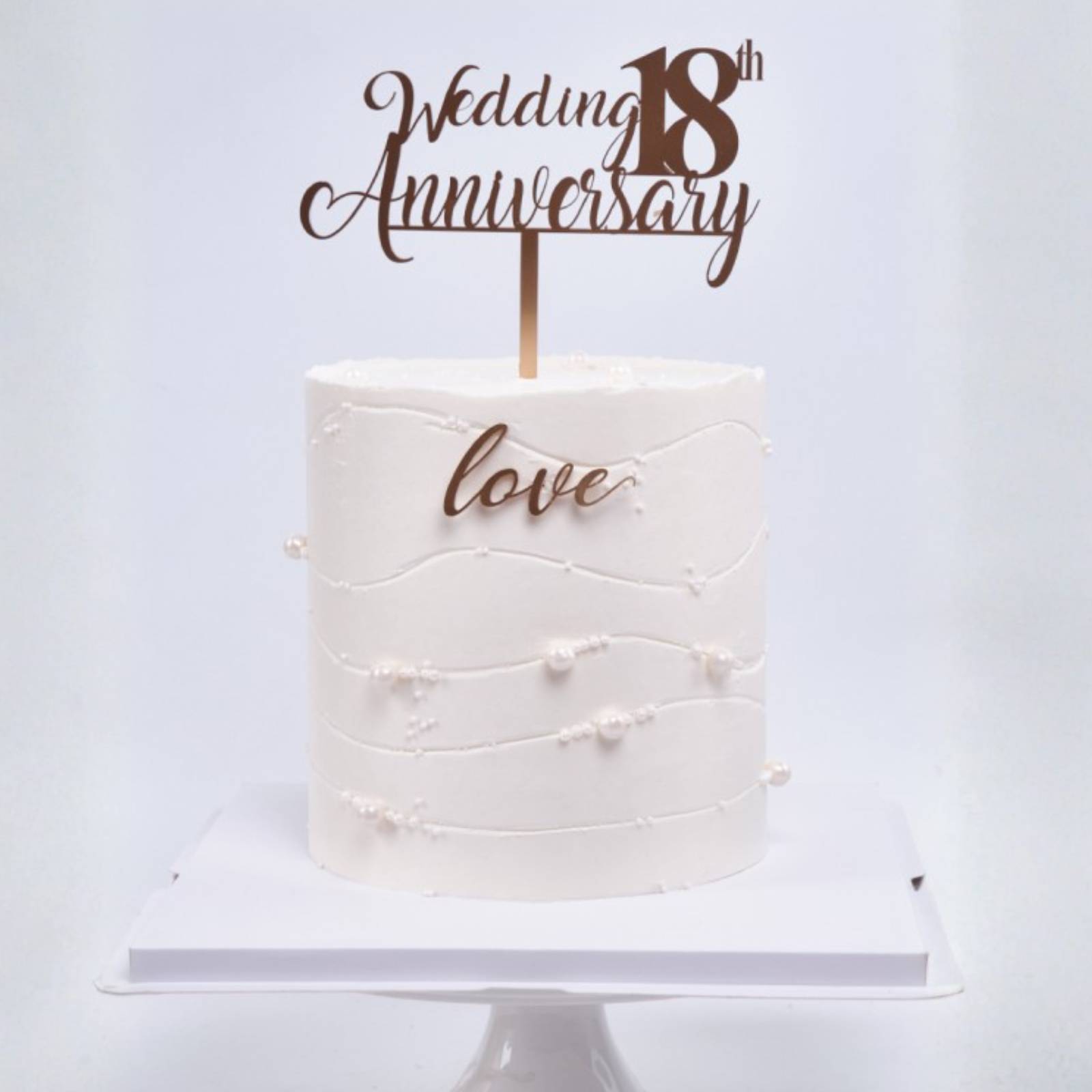 Bánh kỷ niệm ngày cưới đẹp với thiết kế tinh giản, sử dụng gam màu trắng trang nhã để tôn vinh tình yêu bền vững