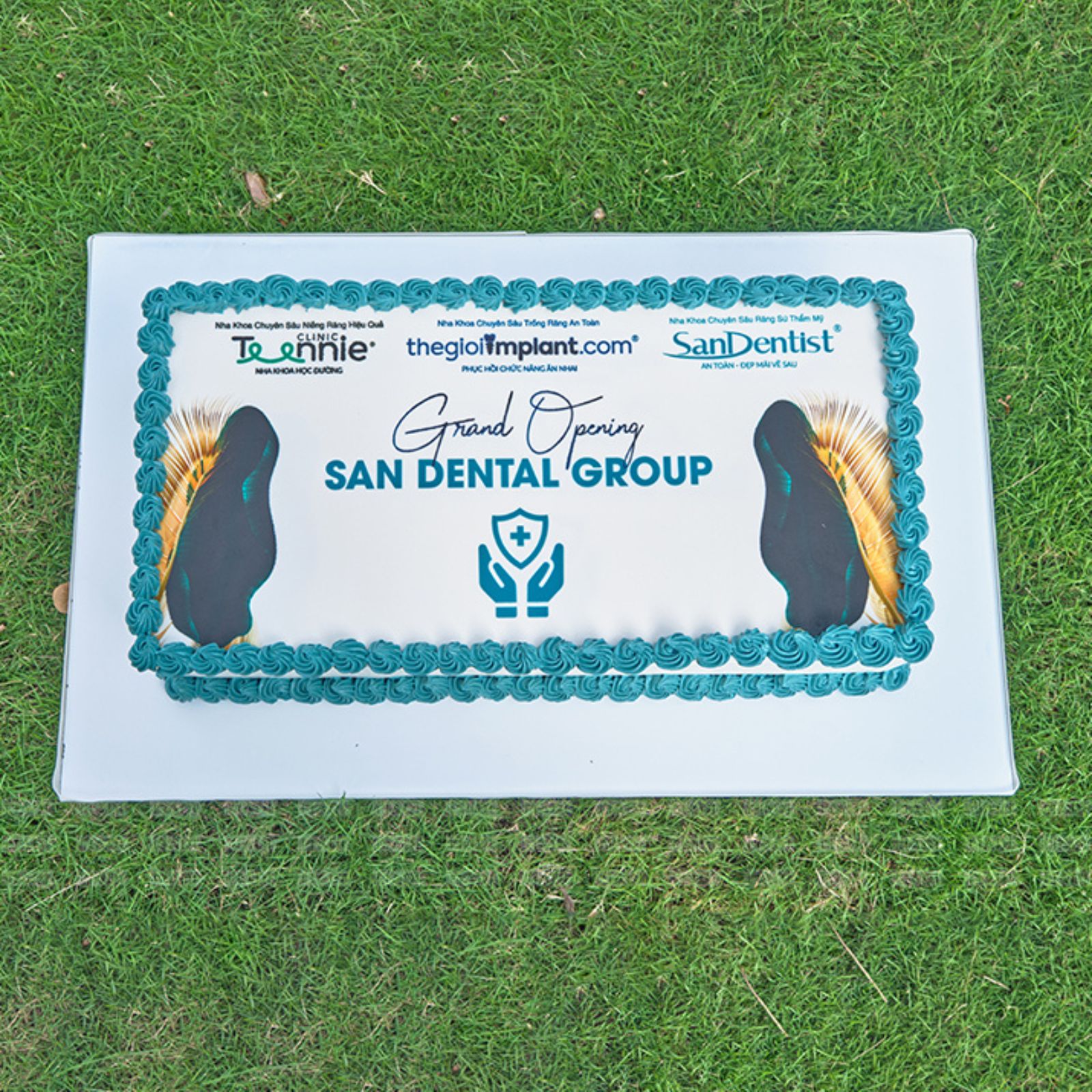 Bánh kem fondant dịp khai trương in logo tạo dấu ấn sâu sắc