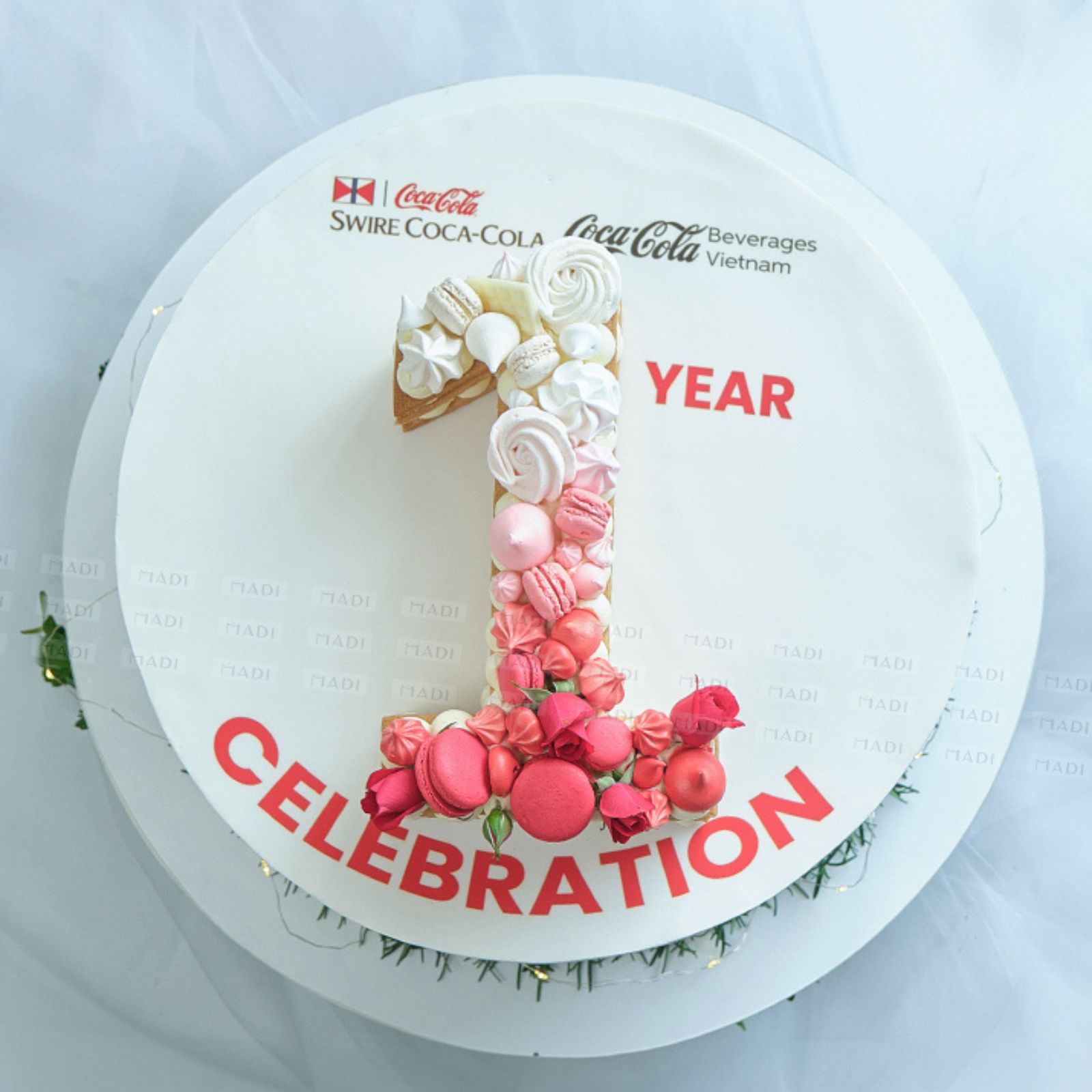 Bánh kem fondant tạo hình số 1 độc đáo cho doanh nghiệp