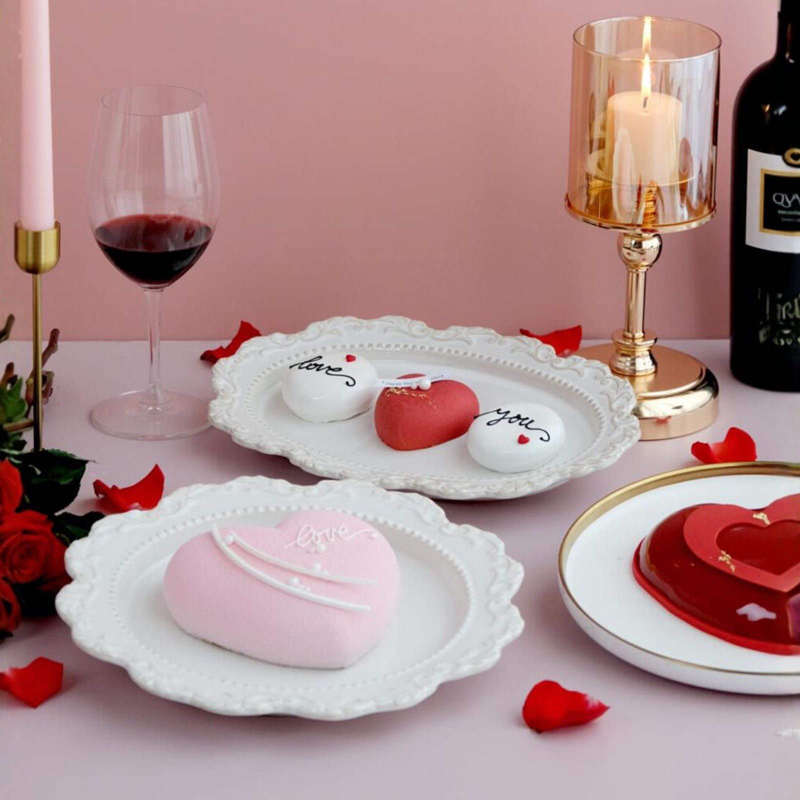 Set bánh kem valentine theo yêu cầu concept “Vin Rouge Avec Moi” mang phong cách Pháp lãng mạn