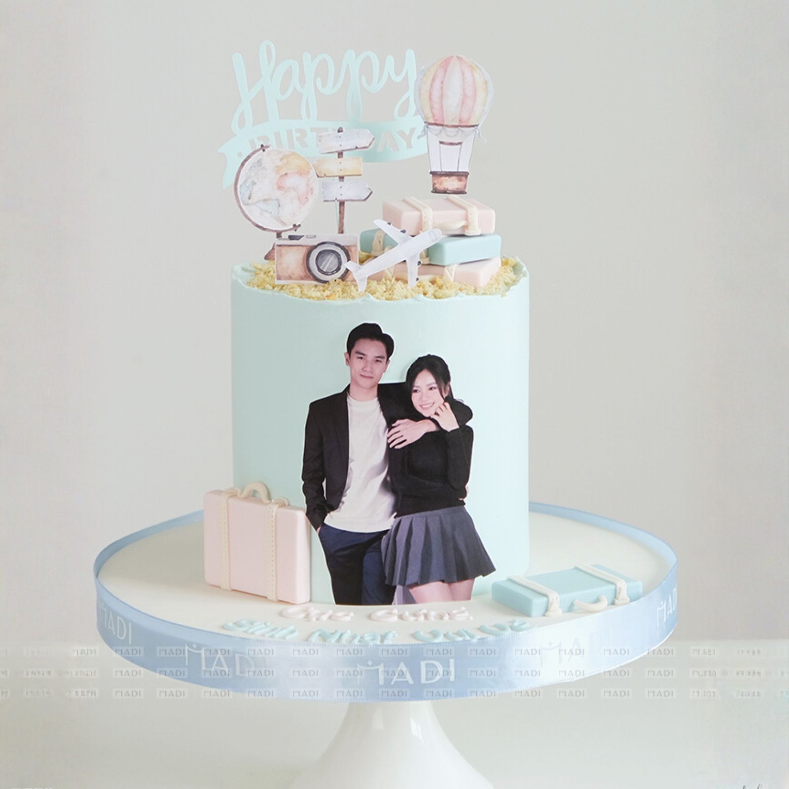 Mẫu bánh kem tặng valentine thiết kế theo concept travel, ghi dấu hành trình bên nhau với những chuyến đi đẹp nhất và đầy kỷ niệm