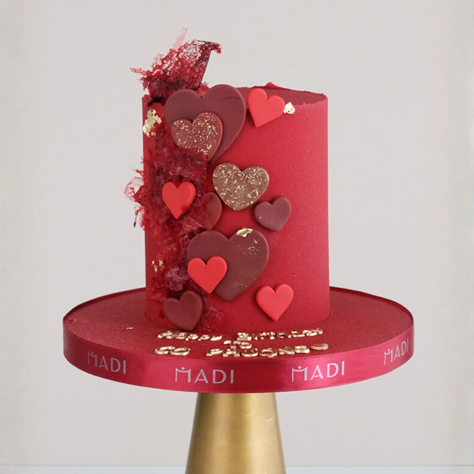 “Hearts Symphony” - mẫu bánh ngày lễ tình nhân như một bản giao hưởng của tình yêu, được thể hiện qua nhiều tầng trái tim ngọt ngào