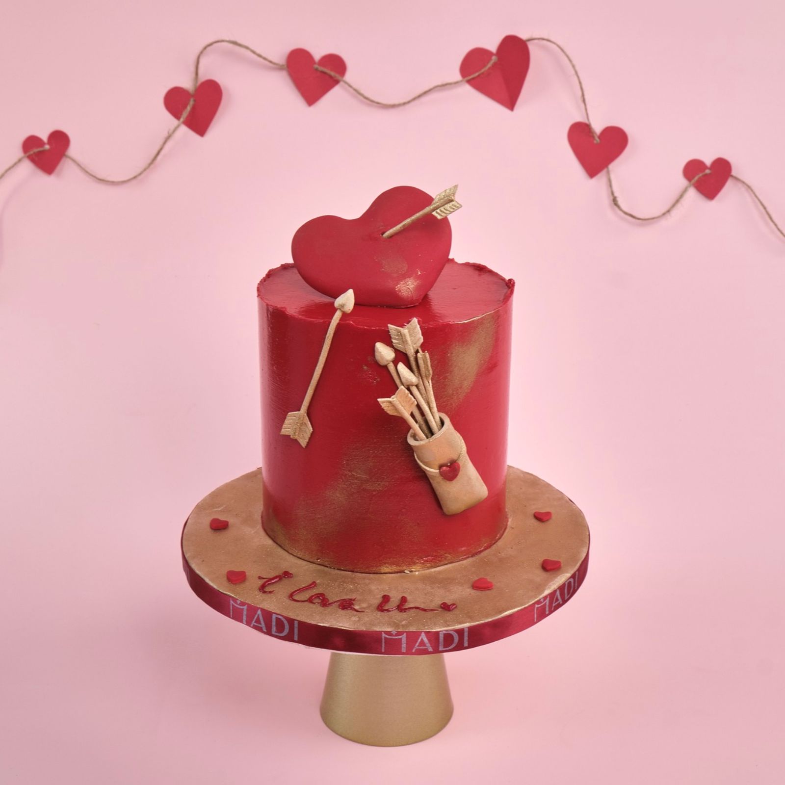 Bánh kem 14 2 tạo hình trái tim đỏ rực cùng mũi tên thần tình yêu “Cupid’s Arrow”
