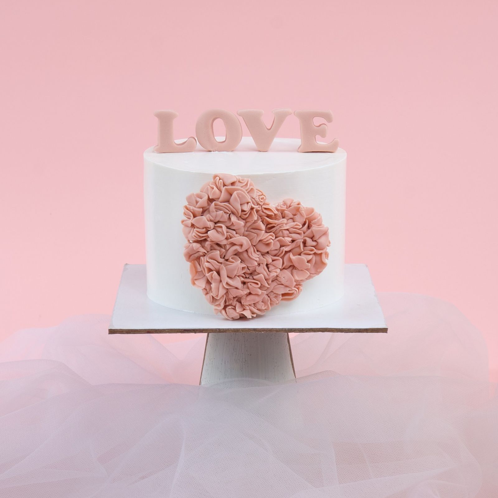 Sang trọng và tinh khôi, mẫu bánh kem ngày valentine LOVE với tạo hình trái tim hoa mềm mại trong sắc hồng dịu dàng