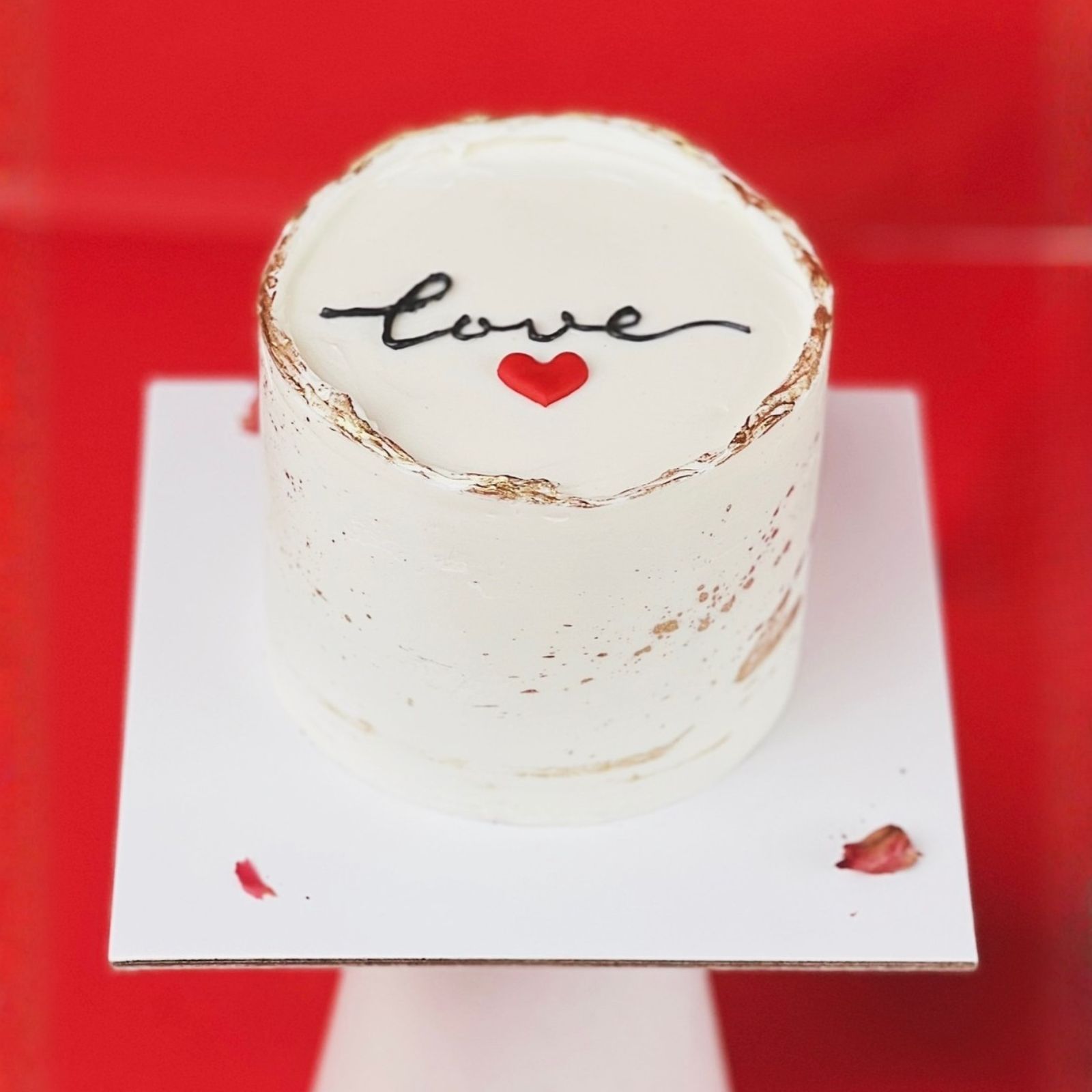 Mẫu bánh kem cho ngày valentine phiên bản “Minimal Love” mang phong cách tối giản nhưng vẫn đầy ấn tượng