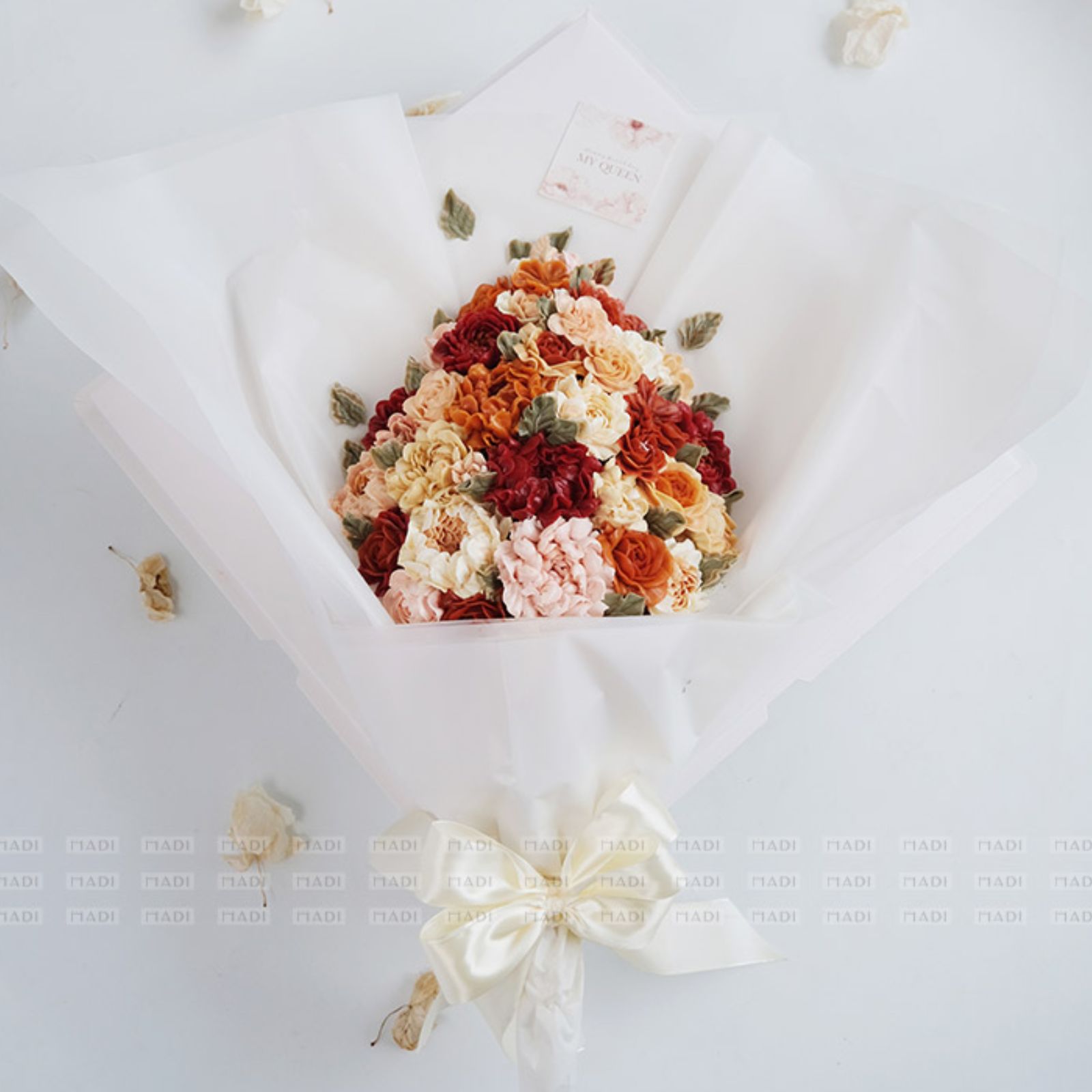 Mẫu bánh kem lễ tình nhân thiết kế theo yêu cầu với tạo hình bó hoa kem bơ rực rỡ sắc màu, vừa ngọt ngào vừa đầy ấn tượng