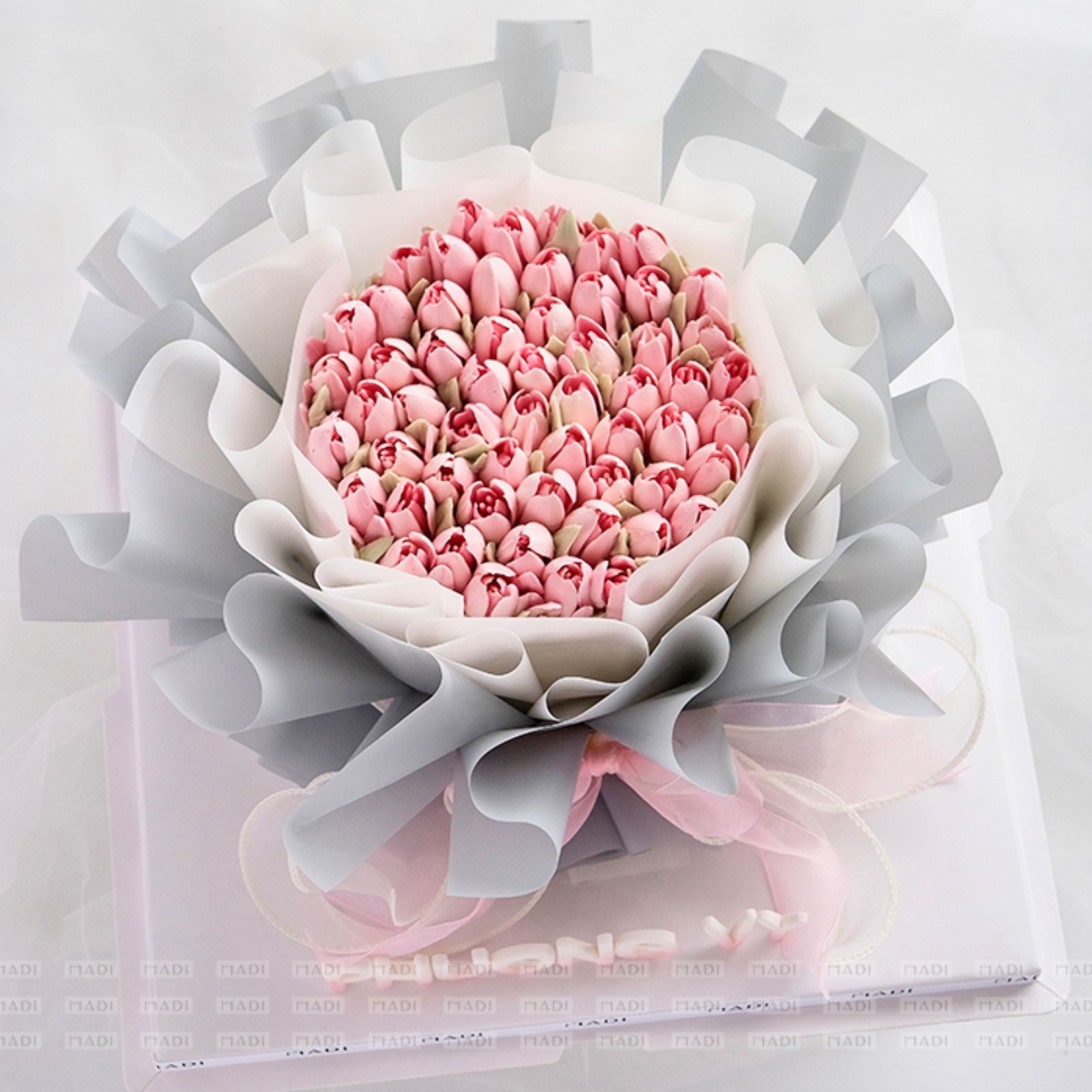 Mẫu bánh lễ tình nhân được MaDi chăm chút với từng bông hoa tulip nhỏ xinh, tạo hình bằng lớp kem bơ mịn mượt