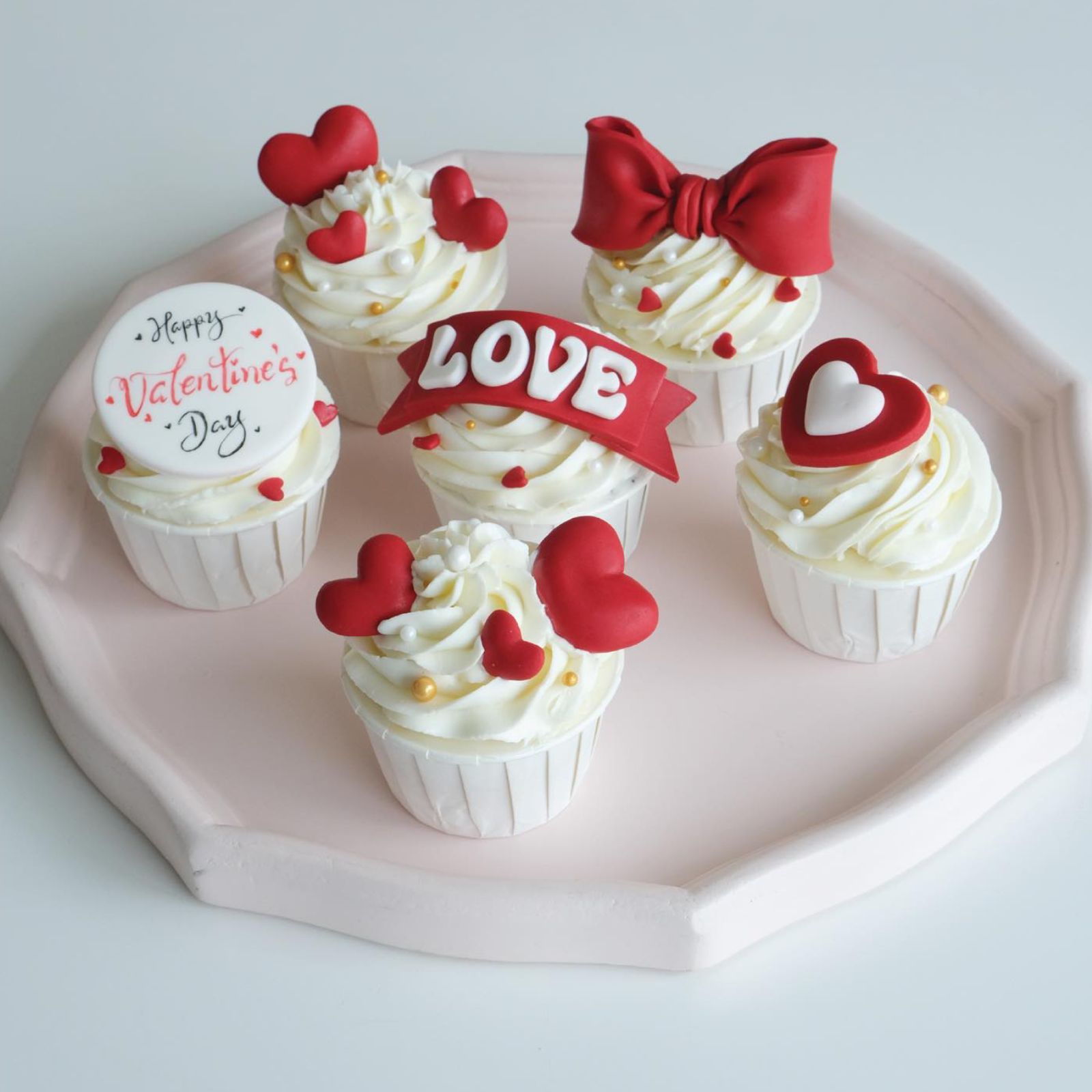 Set bánh kem cho valentine với tone đỏ - trắng chủ đề “LOVE”, tượng trưng cho một tình yêu ngọt ngào và vĩnh cửu