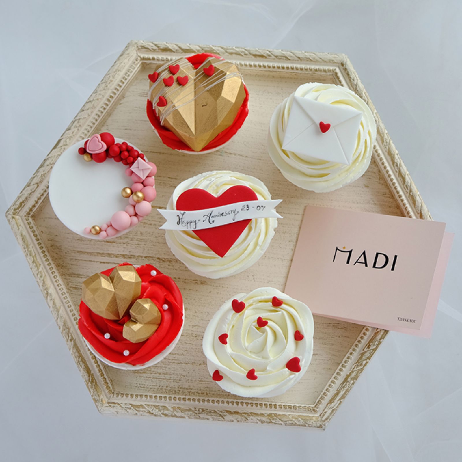 Set bánh kem 14 tháng 2 với cupcake trái tim vàng cùng bức thư tình, thay lời nhắn gửi yêu thương đến người thương
