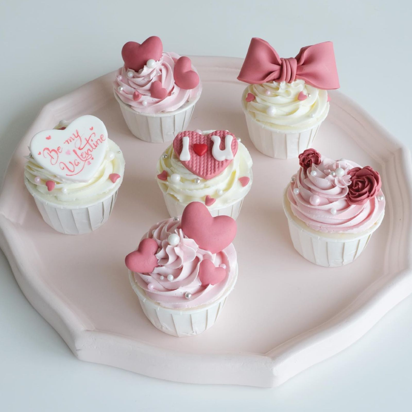 Mẫu bánh kem happy valentine theo yêu cầu với tạo hình cupcakes gam hồng pastel lãng mạn, mang đến vẻ ngọt ngào và đầy yêu thương