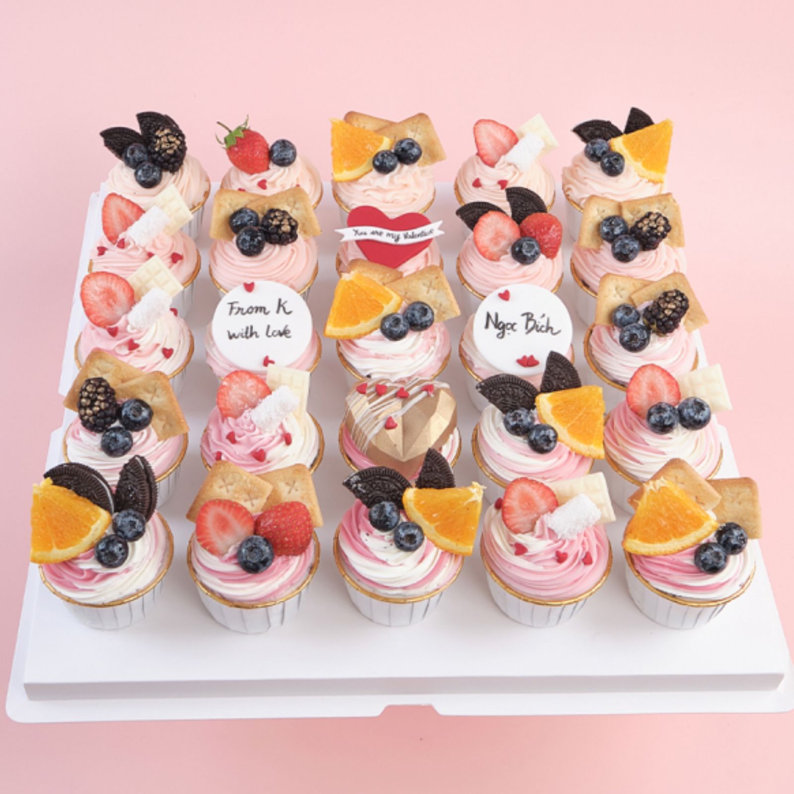 Set bánh kem lễ tình yêu dạng cupcake trái cây tươi với tone hồng cam chủ đạo, mang đến vẻ ngọt ngào, tươi mới và đầy lãng mạn