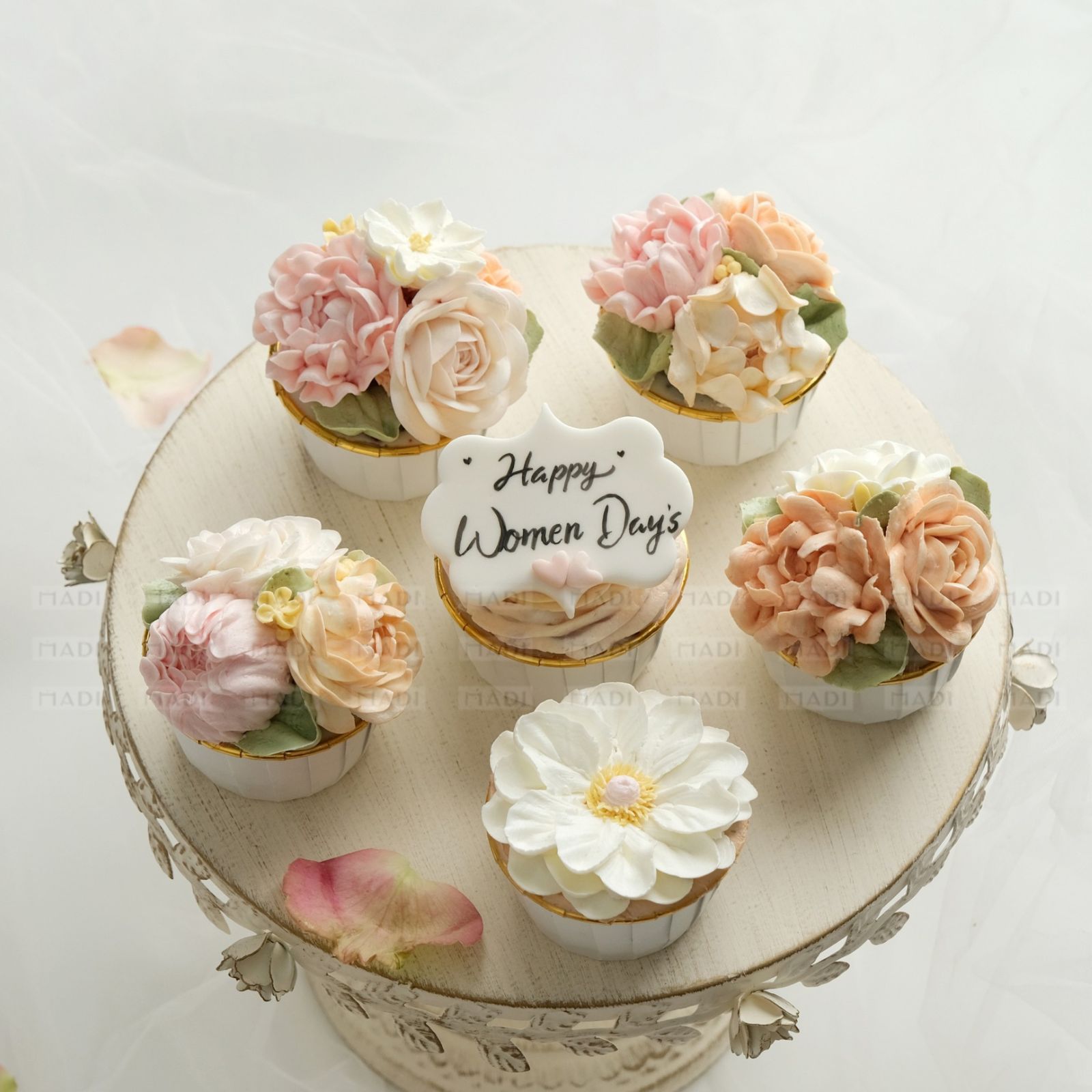 Set bánh kem 8 tháng 3 dạng cupcake tinh tế là lời chúc ngọt ngào, gửi đến những đồng nghiệp tuyệt vời trong ngày đặc biệt này