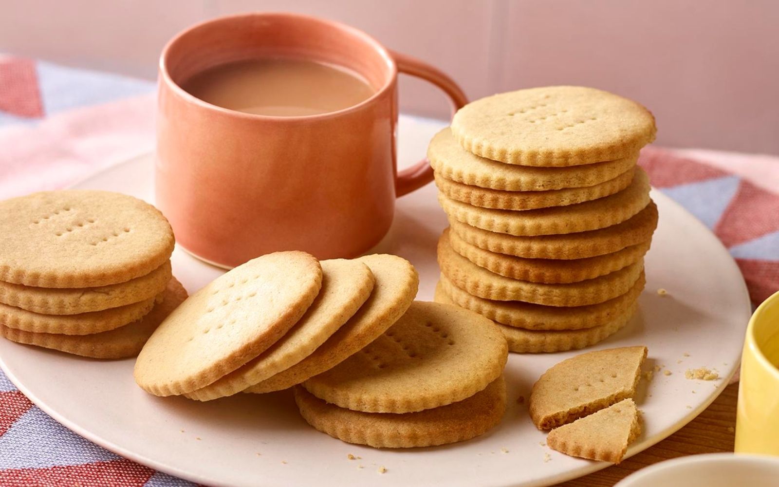 Chiếc biscuit giòn rụm, ngọt dịu và càng trọn vị khi dùng cùng trà ấm