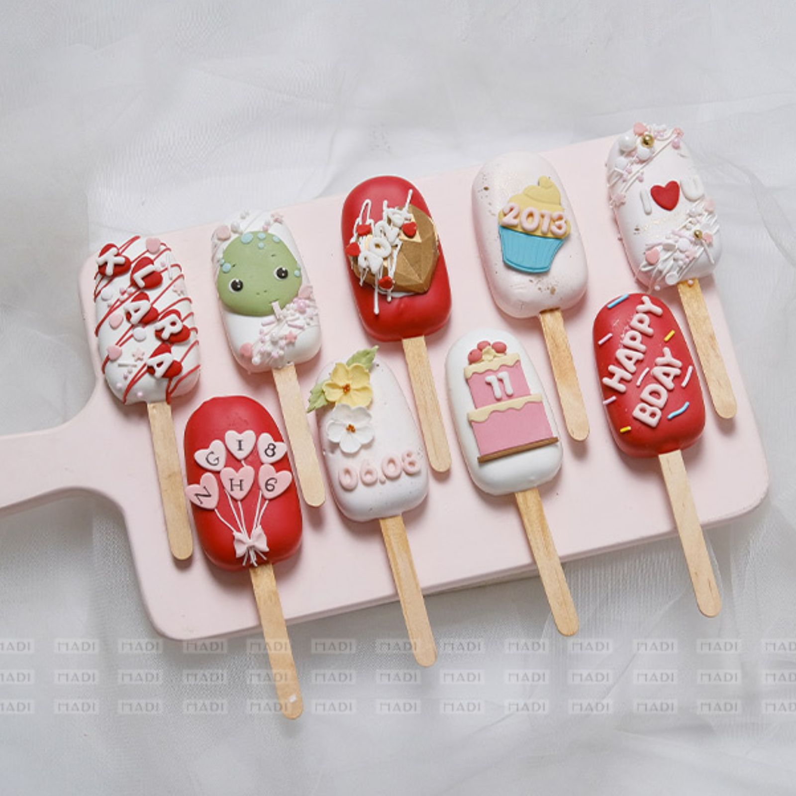 Phong cách trang trí 2D độc đáo giúp bánh Cake Pop nổi bật với vẻ ngoài tối giản nhưng đầy sáng tạo