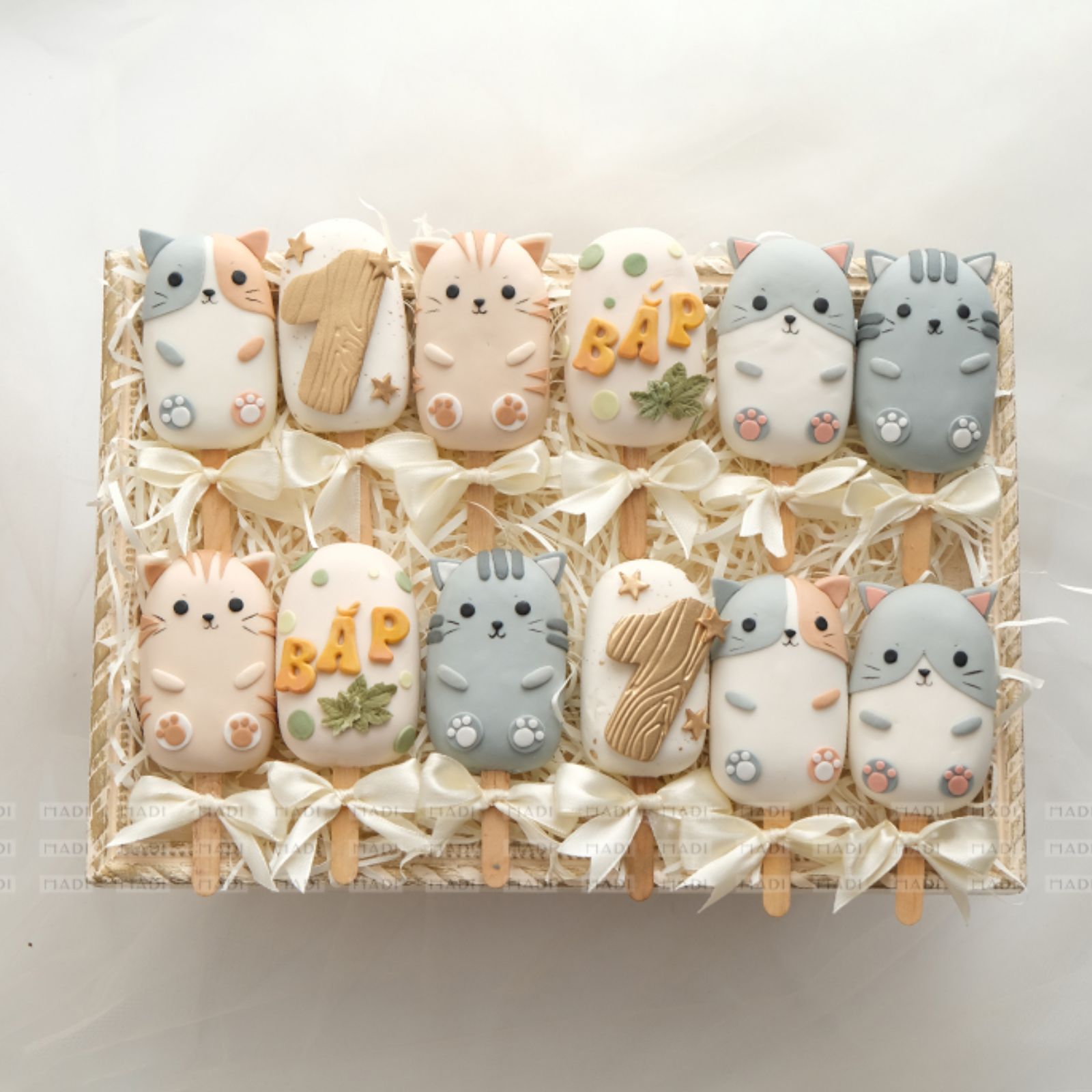 Bánh Cake Pop bé mèo được tạo hình nhỏ xinh, phối màu dễ thương và đáng yêu