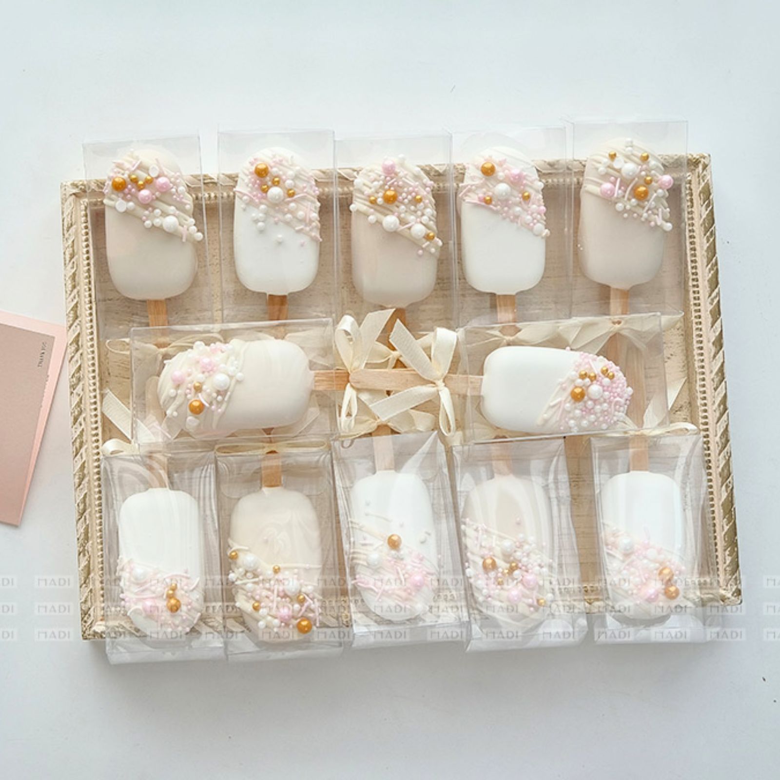 Set bánh Cake Pop trắng tinh khôi, thanh lịch và phù hợp cho tiệc cưới hoặc các buổi tiệc trang trọng