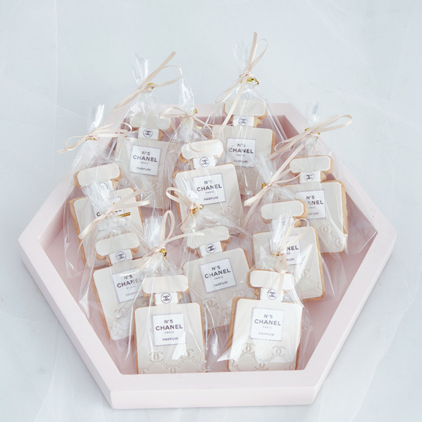 Ngoài nhận làm bánh kem theo yêu cầu, MaDi còn có bánh cookie tạo hình như món quà lưu niệm ngọt ngào cho những buổi tiệc đáng nhớ