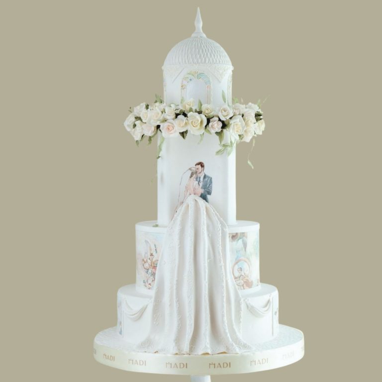 Bánh kem đầy tháng em bé lấy cảm hứng từ lễ đường nhà thờ, điểm xuyết các bức họa thiên thần cổ điển đầy trang nhã