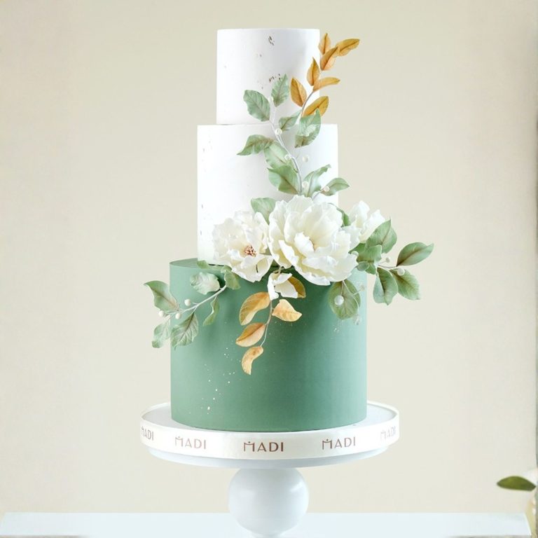 Đặt bánh sự kiện theo yêu cầu với mẫu bánh cưới xanh trắng điểm hoa hải quỳ, mang đậm tinh thần tiệc sân vườn và lời chúc êm đềm cho hành trình tình yêu