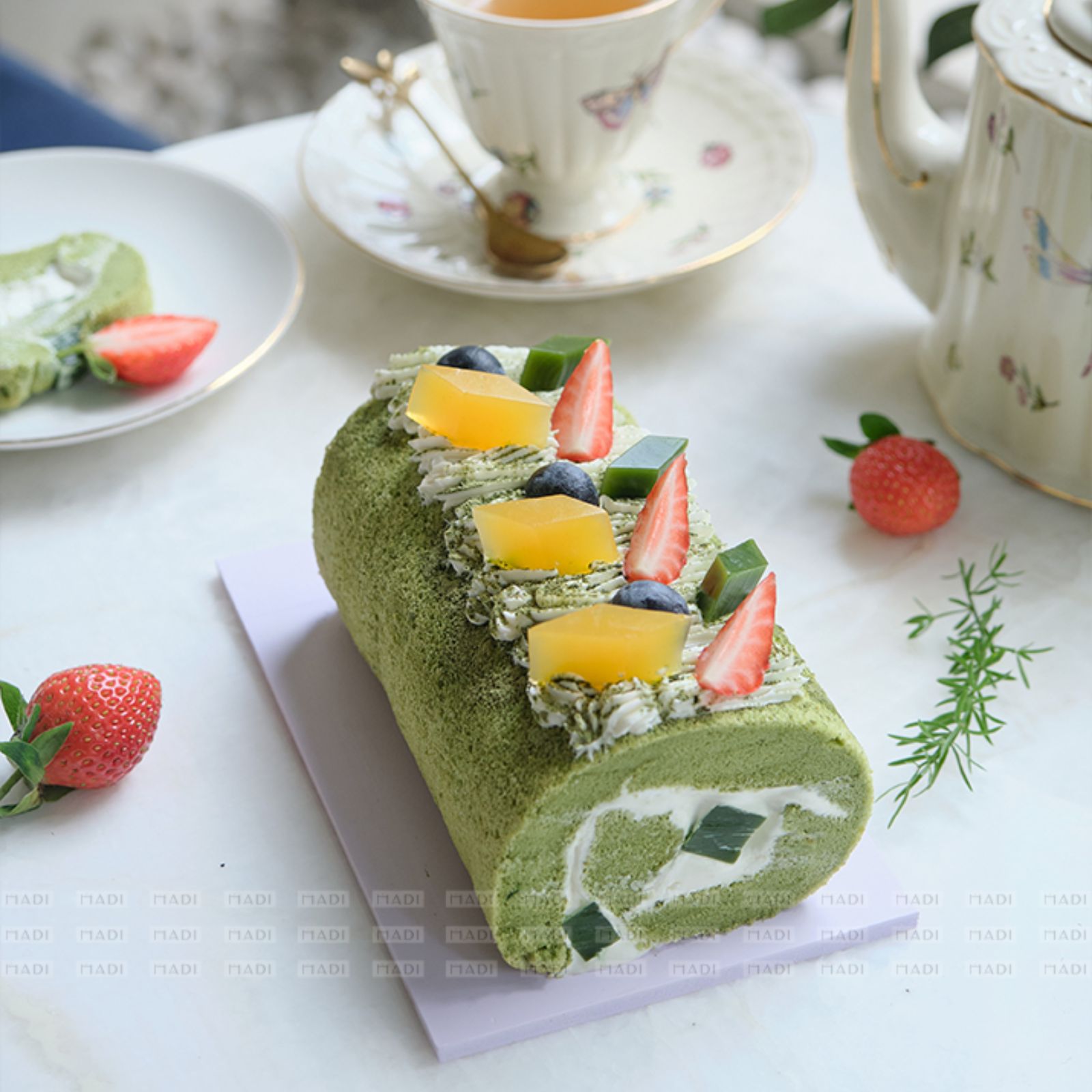 Bữa tiệc trà thêm dịu ngọt với bánh cuộn mềm mịn, một lựa chọn nhẹ nhàng bên cạnh dịch vụ nhận đặt bánh kem theo yêu cầu tại MaDi