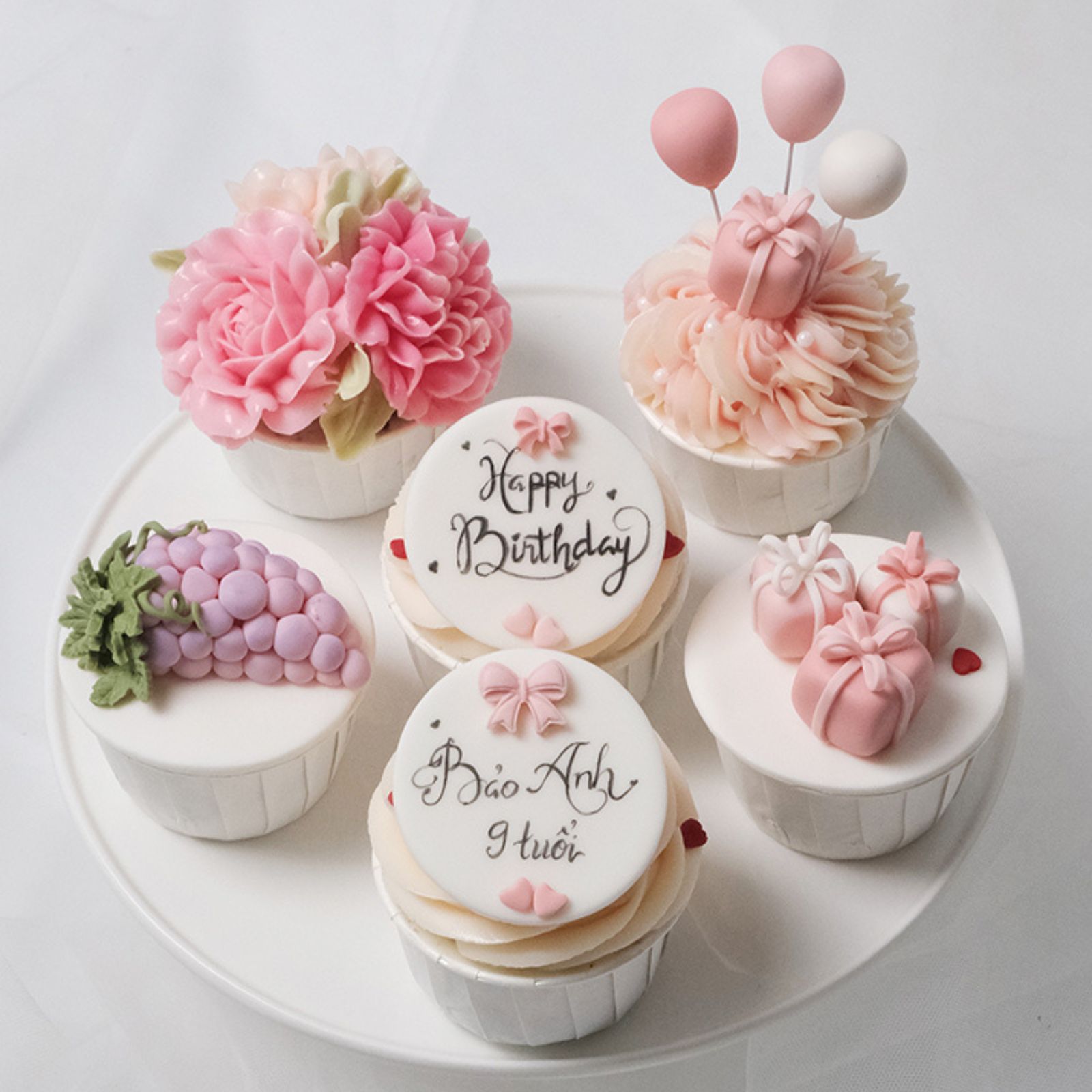 Bánh cupcake nhỏ xinh tại MaDi là lựa chọn ngọt ngào khi bạn muốn mua bánh kem theo yêu cầu tphcm để hoàn thiện bàn tiệc thật tinh tế