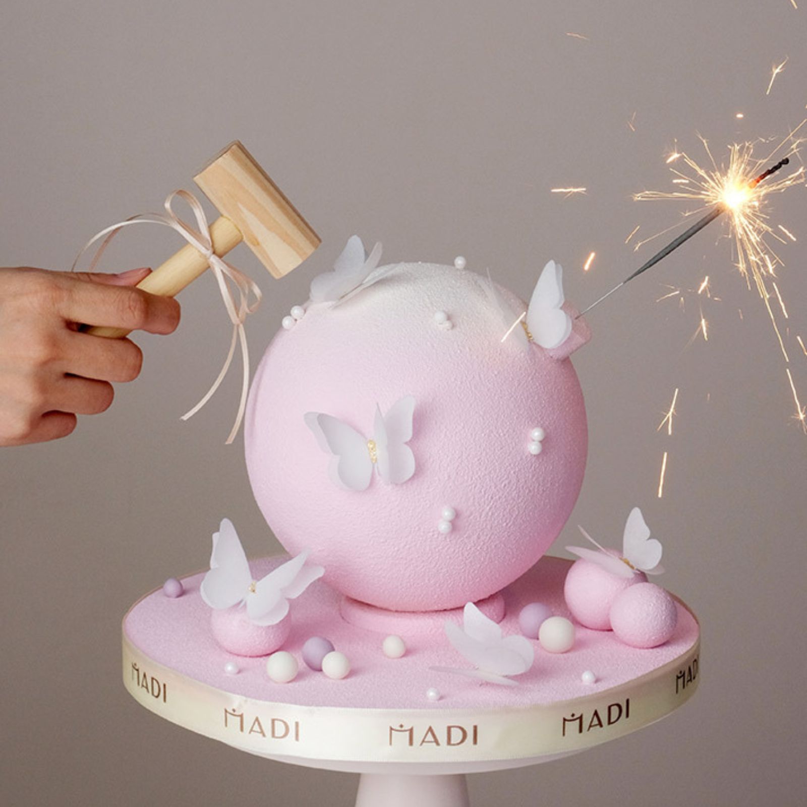 Bánh đập pinata mang đến bất ngờ ngọt ngào, là mẫu bánh kem thiết kế theo yêu cầu giúp khuấy động mọi khoảnh khắc của bữa tiệc