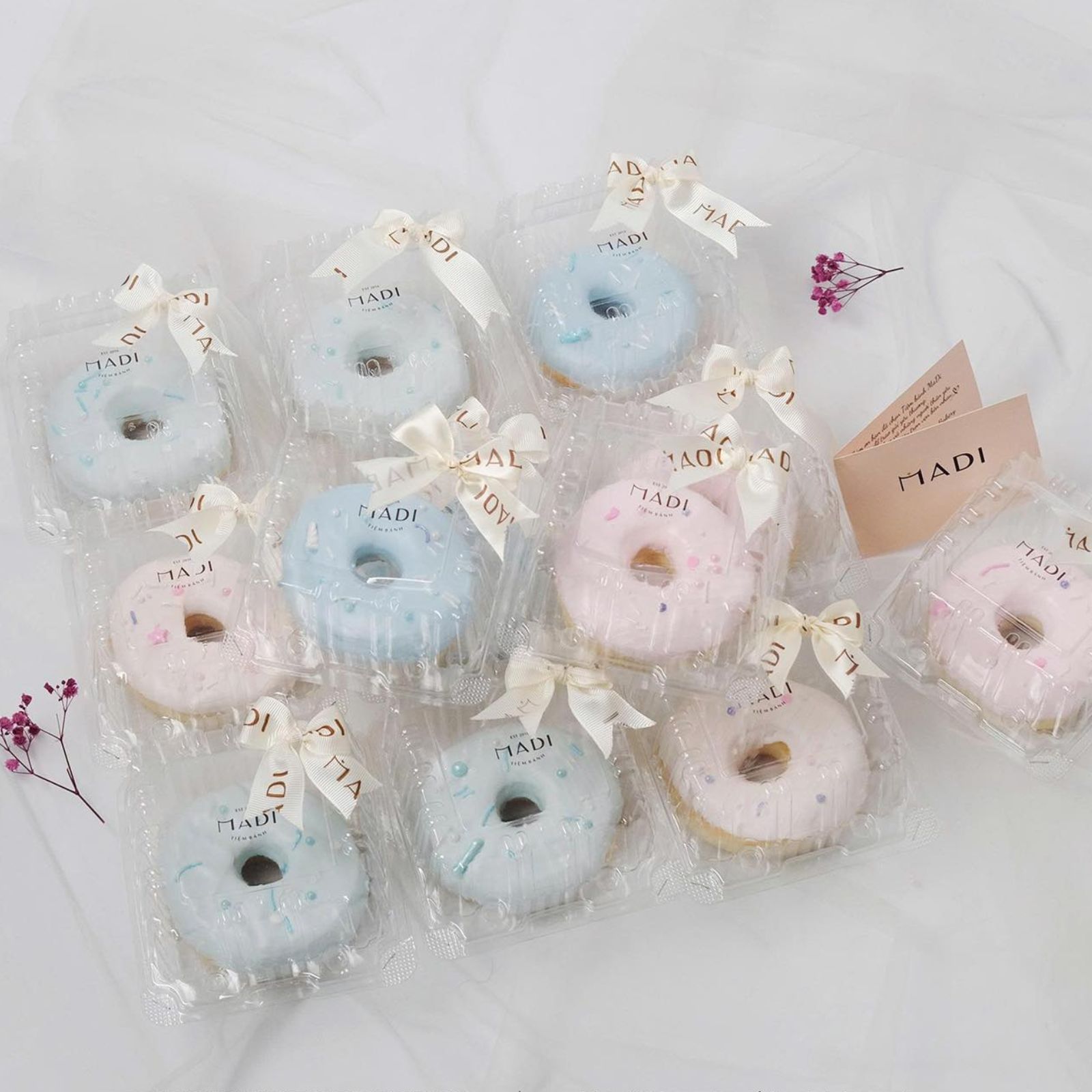 Bánh donut mang đến sắc màu tươi mới cho bàn tiệc, kết hợp cùng dịch vụ làm bánh kem theo yêu cầu để tạo nên tổng thể ngọt ngào và nghệ thuật