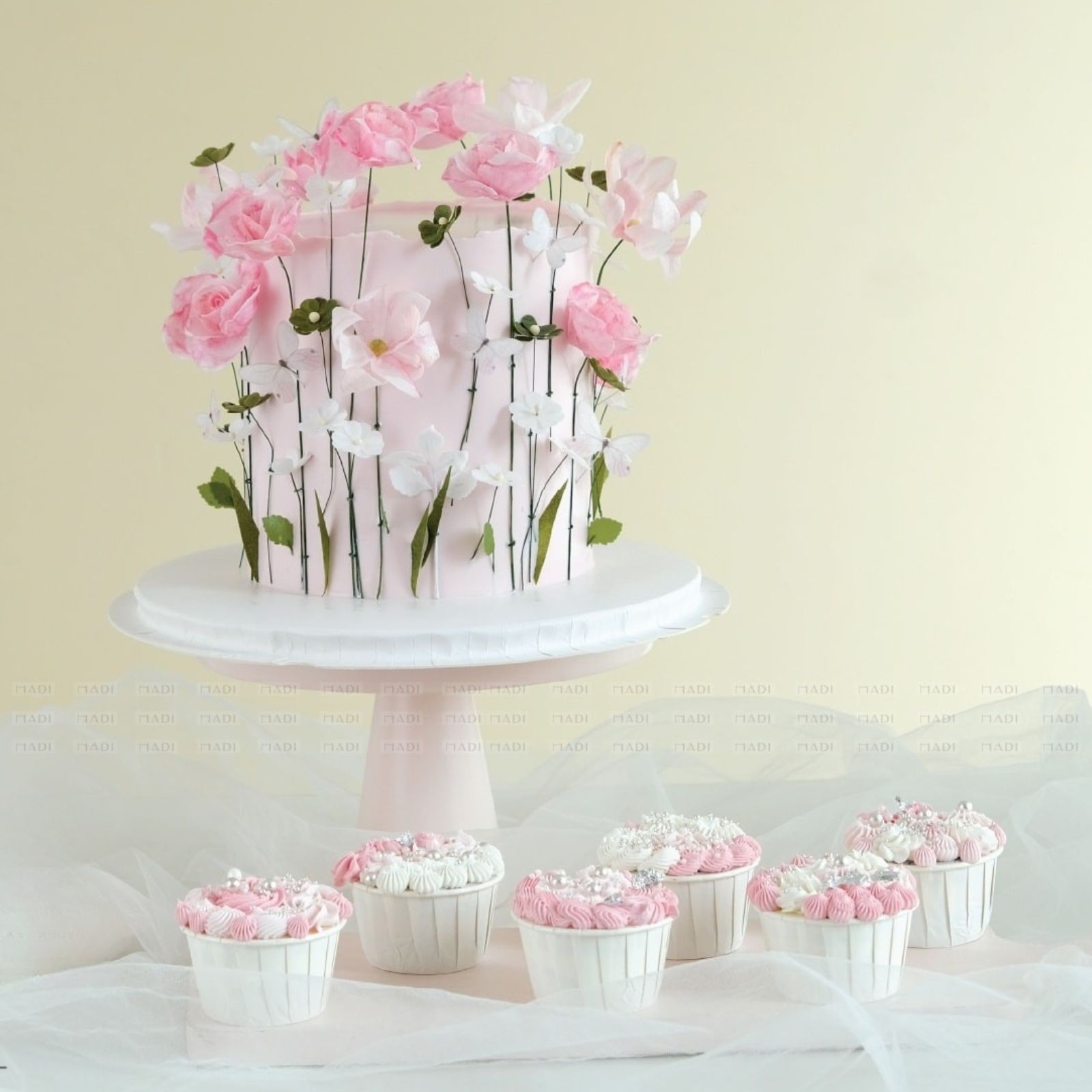 Mẫu bánh kem 8 tháng 3 được điểm xuyết hoa giấy gạo tinh khôi, mong manh nhưng vẫn lưu giữ trọn nét đẹp theo thời gian