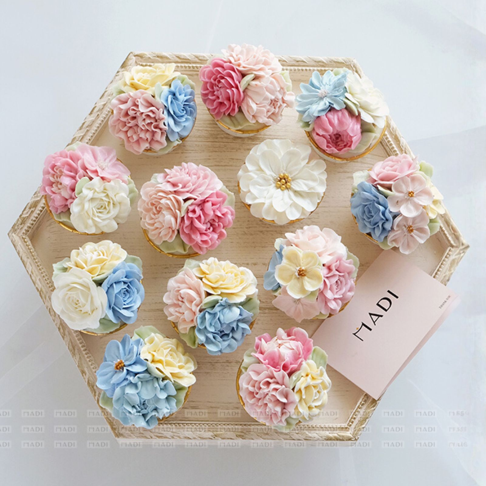 Mẫu bánh kem 20 10 đơn giản được phối cùng những chiếc cupcakes đa sắc, tạo nên tổng thể rực rỡ và ngập tràn yêu thương