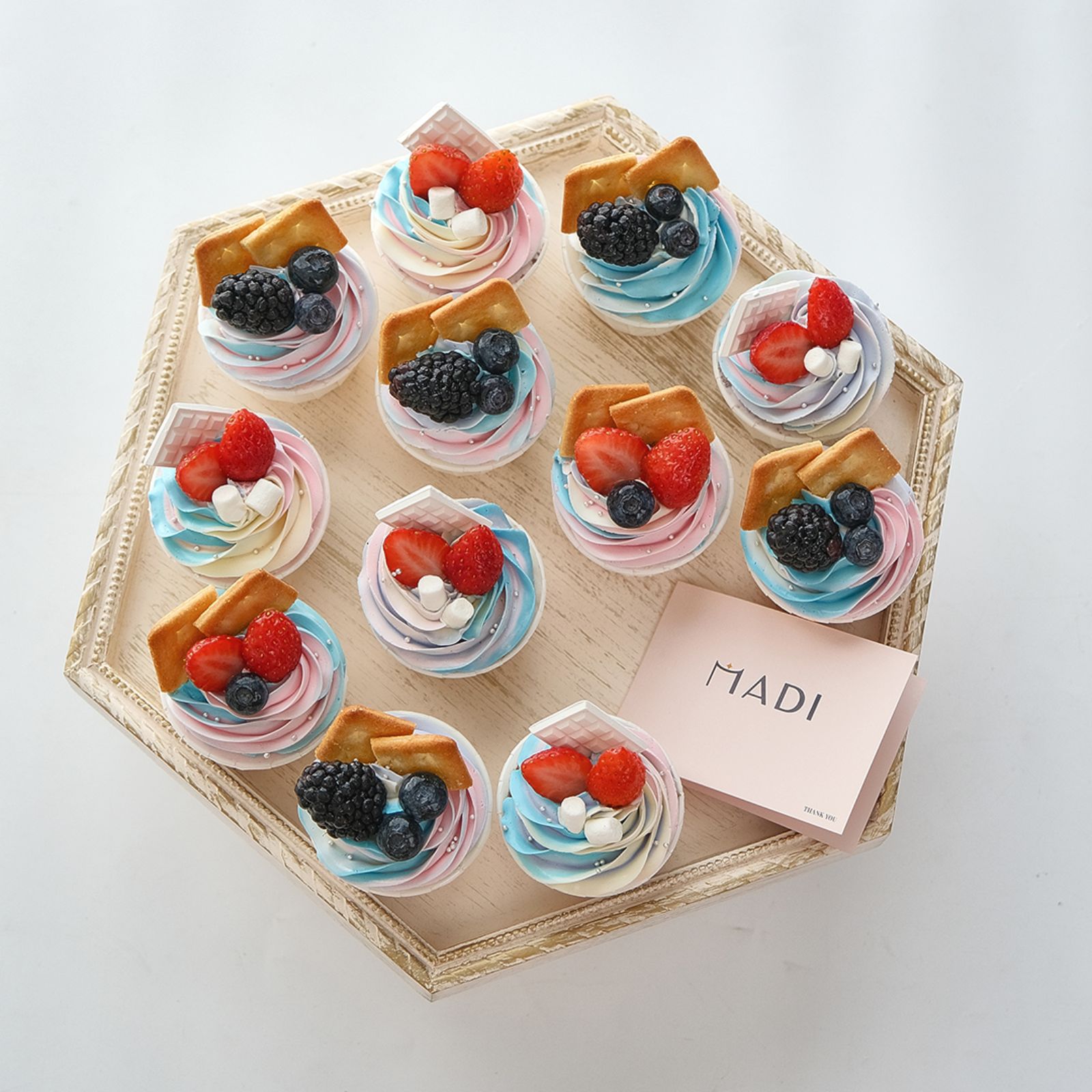 Mẫu bánh kem 20 10 đẹp dạng cupcakes hòa quyện giữa trái cây tươi mát và lớp kem bơ ngọt thanh, mang đến hương vị nhẹ nhàng