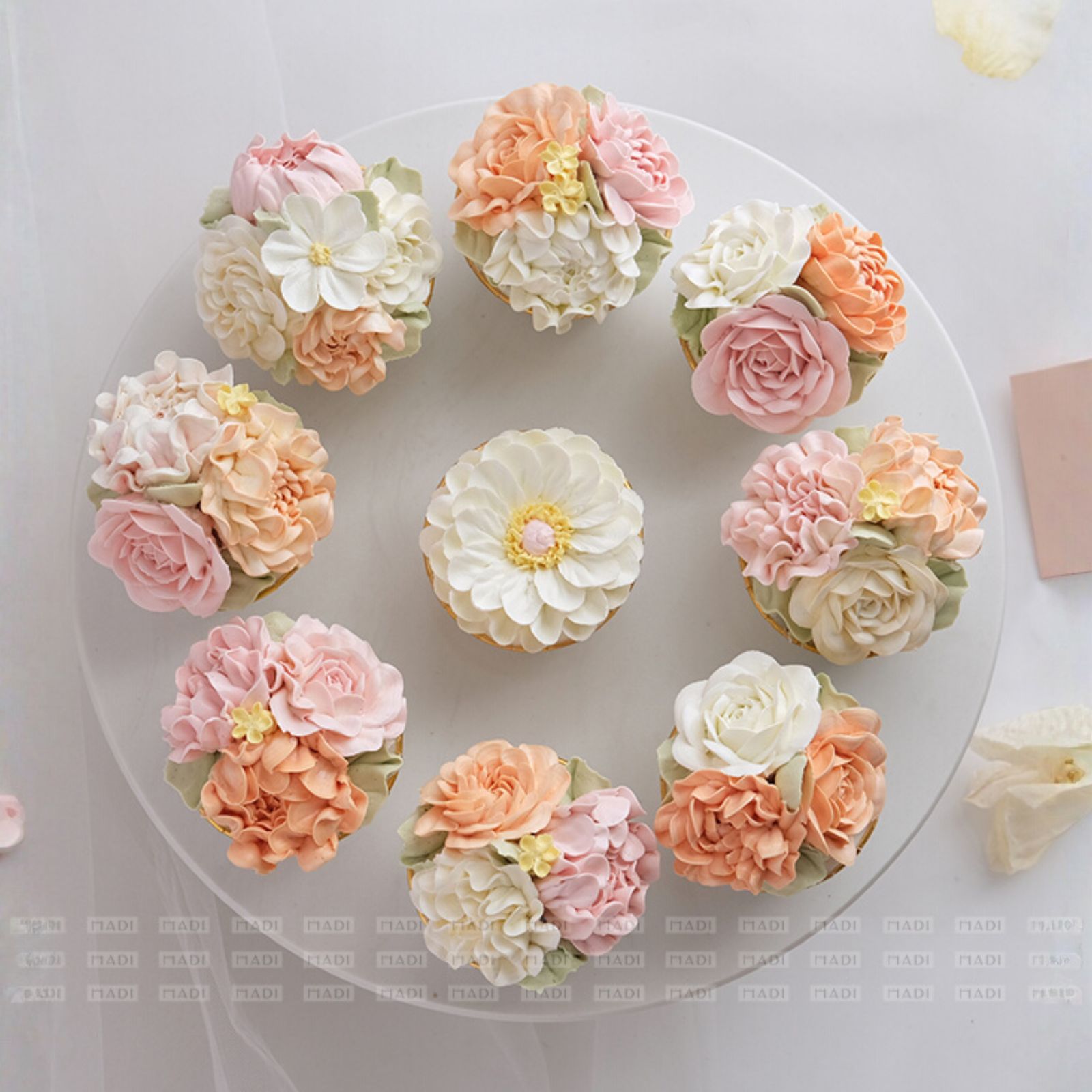 Set bánh kem 20-10 đẹp nổi bật với những chiếc cupcakes gam màu hoa cam nhẹ nhàng như nắng mai, gửi gắm thông điệp yêu thương đến phái đẹp