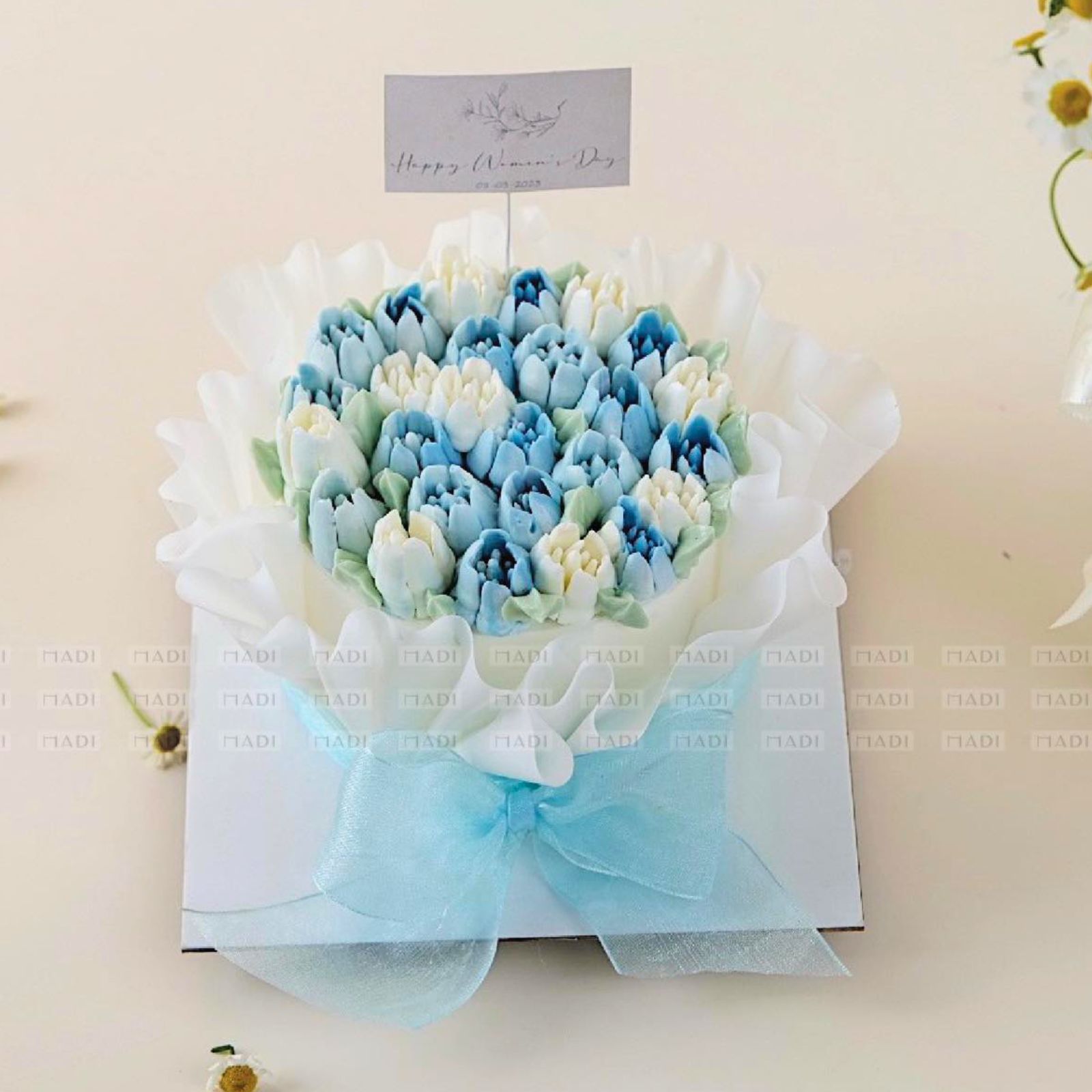 Tựa như lời chúc dịu dàng gửi đến người phụ nữ yêu thương, mẫu bánh kem 20-10 với đóa hoa kem bơ xanh mang vẻ đẹp ngọt ngào và đầy tinh tế
