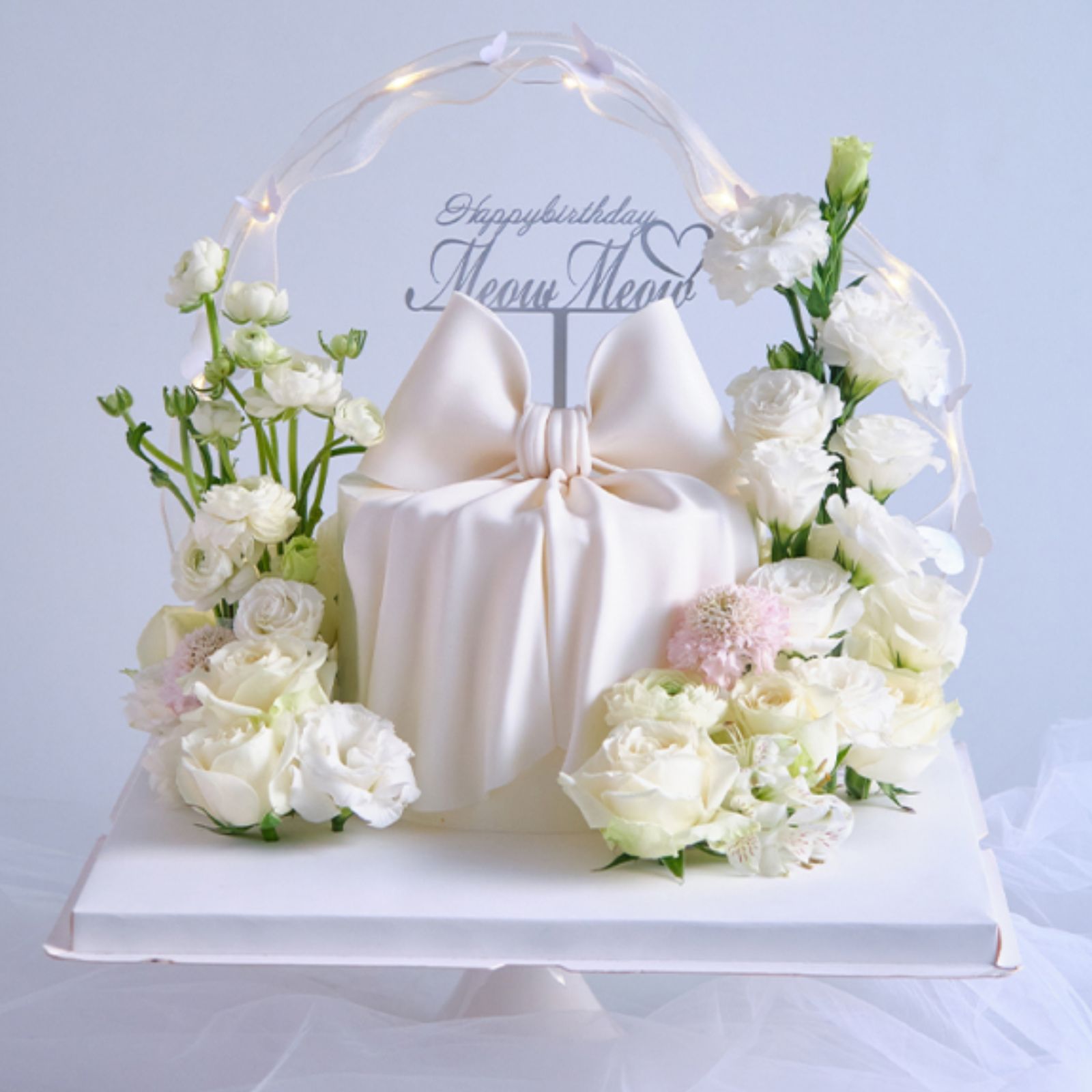 Tại MaDi, bạn có thể đặt bánh kem 20-10 theo yêu cầu với thiết kế trang nhã, sắc trắng tinh khôi kết hợp cùng hoa tươi nhẹ nhàng