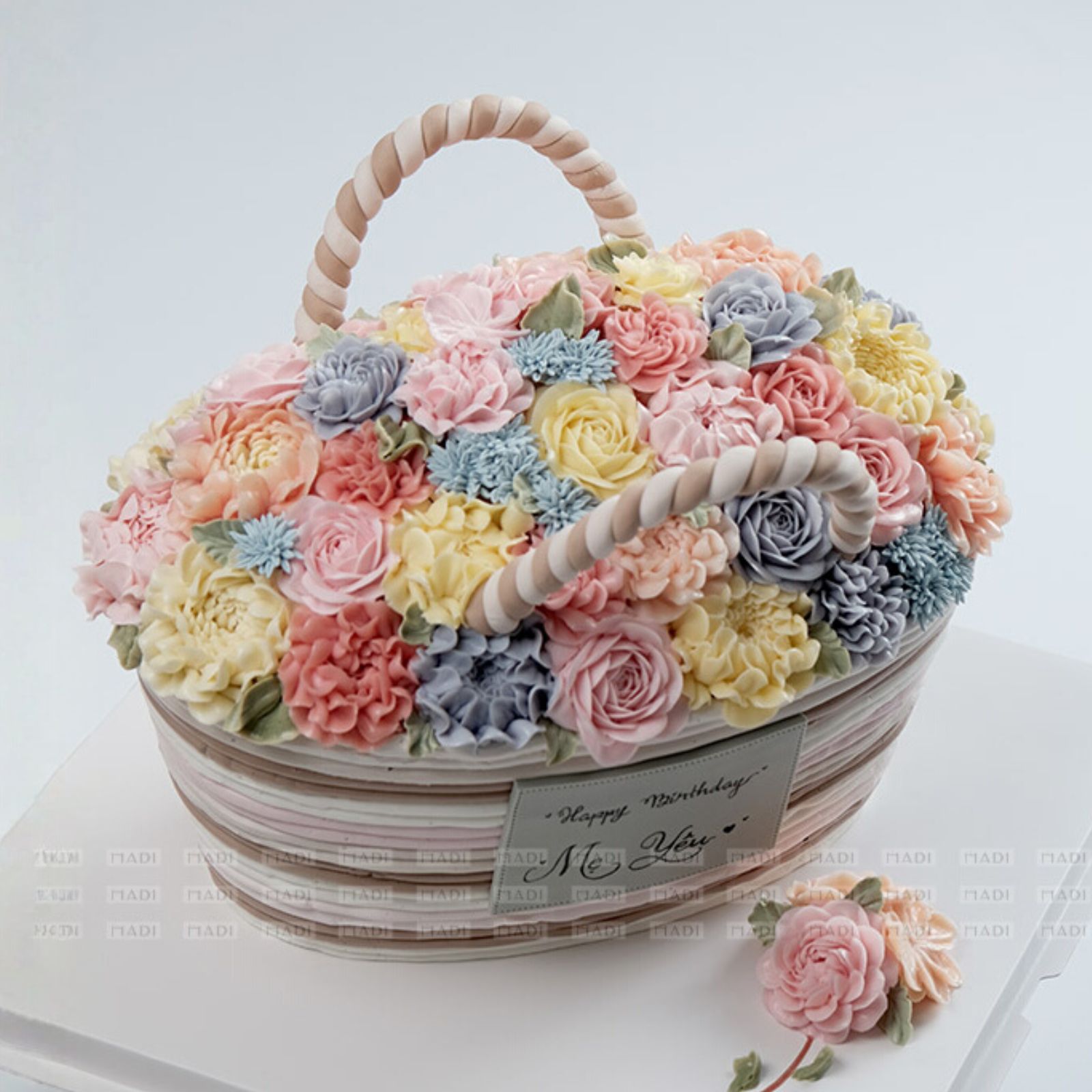 Mẫu bánh kem 20/10 tạo hình giỏ hoa kem bơ được chăm chút tỉ mỉ, kết hợp sắc pastel hài hòa, là món quà ngọt ngào và ý nghĩa dành tặng mẹ và bà