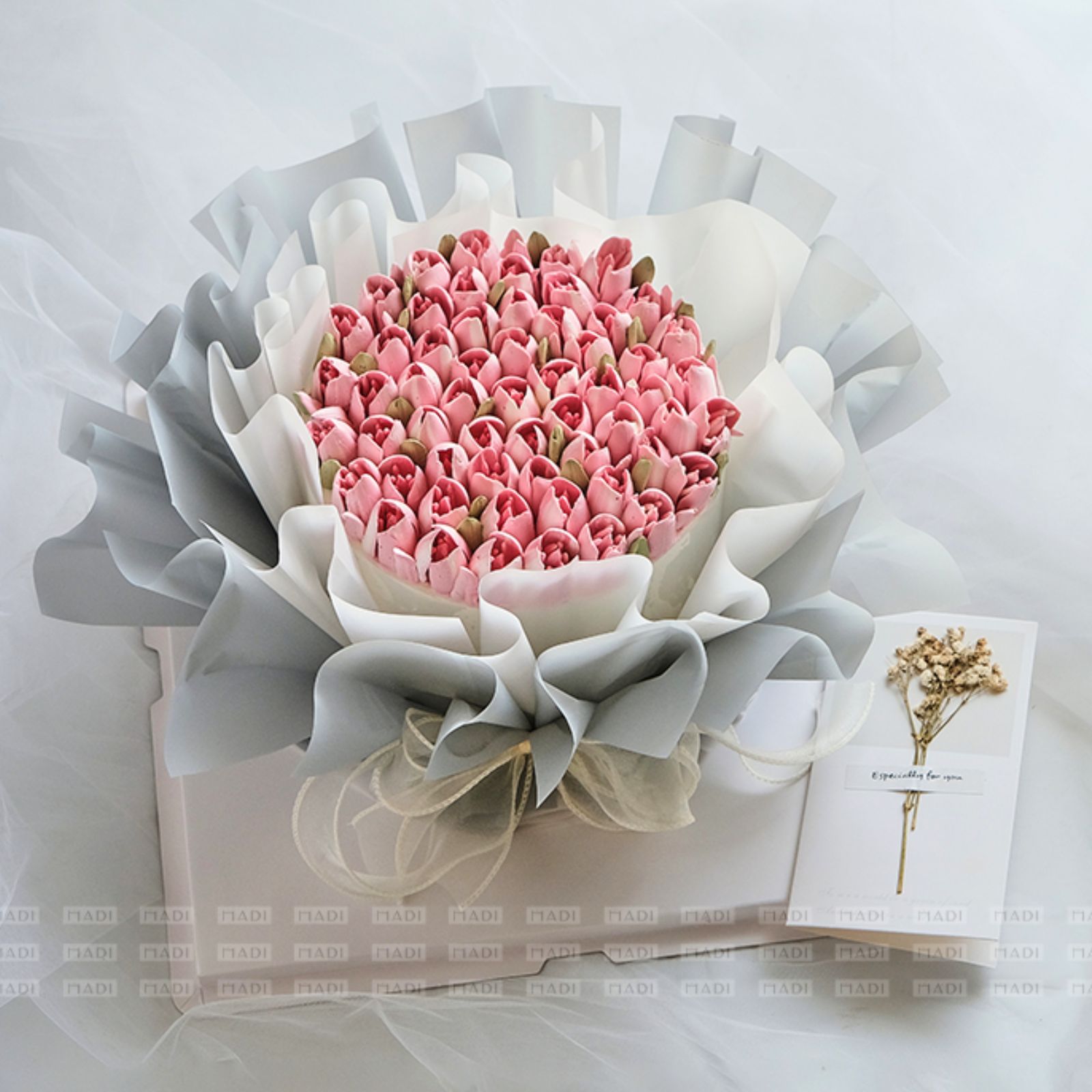 Mẫu bánh kem 20-10 được thiết kế theo yêu cầu, lấy cảm hứng từ sắc hồng dịu dàng của hoa Tulip, mang vẻ đẹp tinh tế và đầy nữ tính