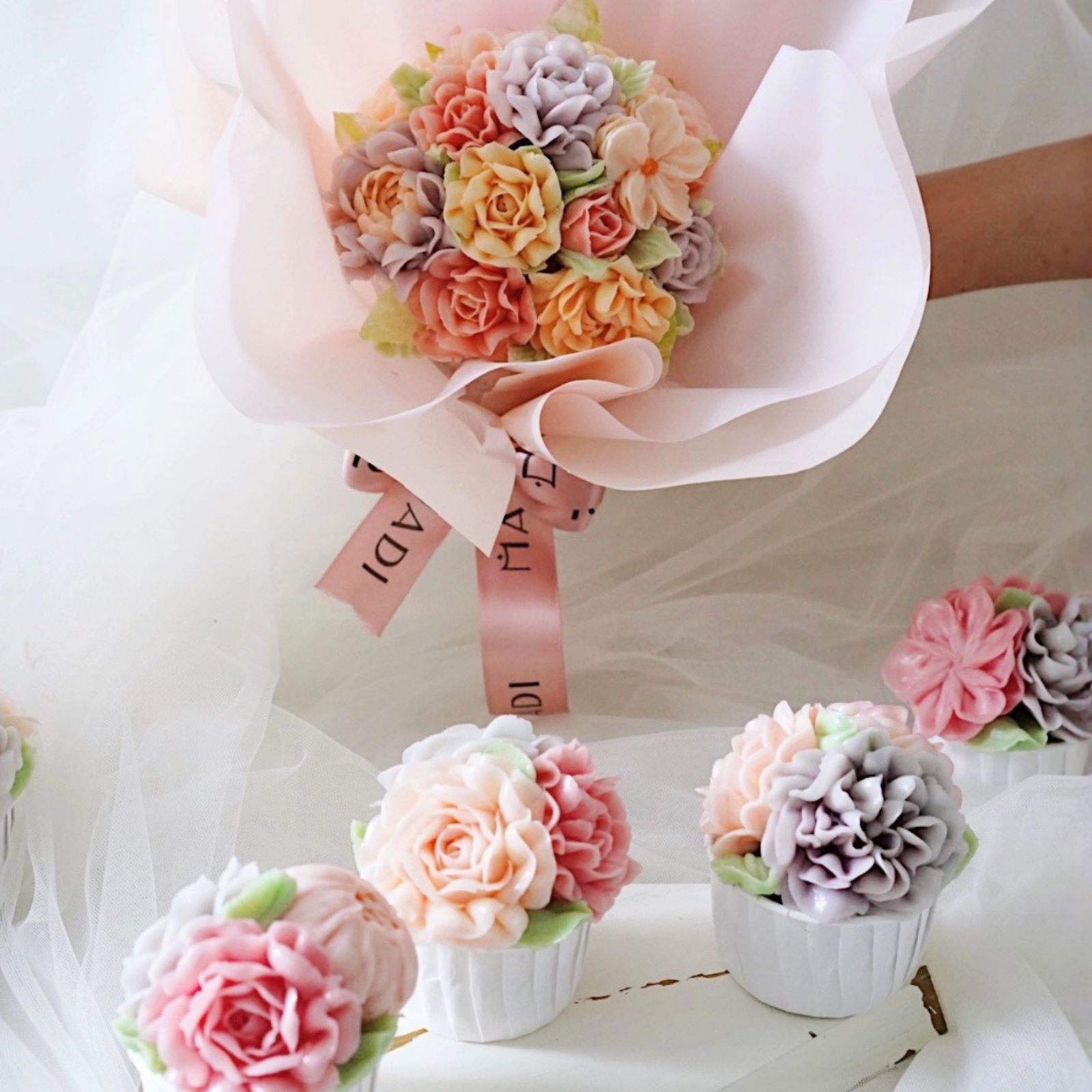 Set bánh kem chúc mừng 20 10 gồm bánh hoa kem bơ mini cao cấp đi kèm những chiếc cupcakes nhỏ xinh, mang vẻ ngọt ngào và tinh tế