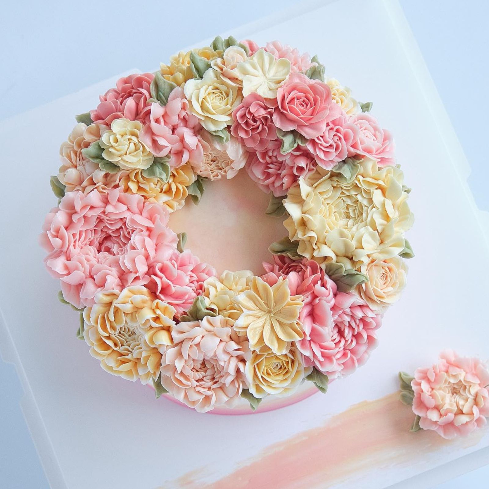 Mẫu bánh kem cho ngày 20 10 được thiết kế theo yêu cầu với dáng vòng hoa cổ điển, mang vẻ đẹp trang nhã và đầy tinh tế dành tặng phái đẹp