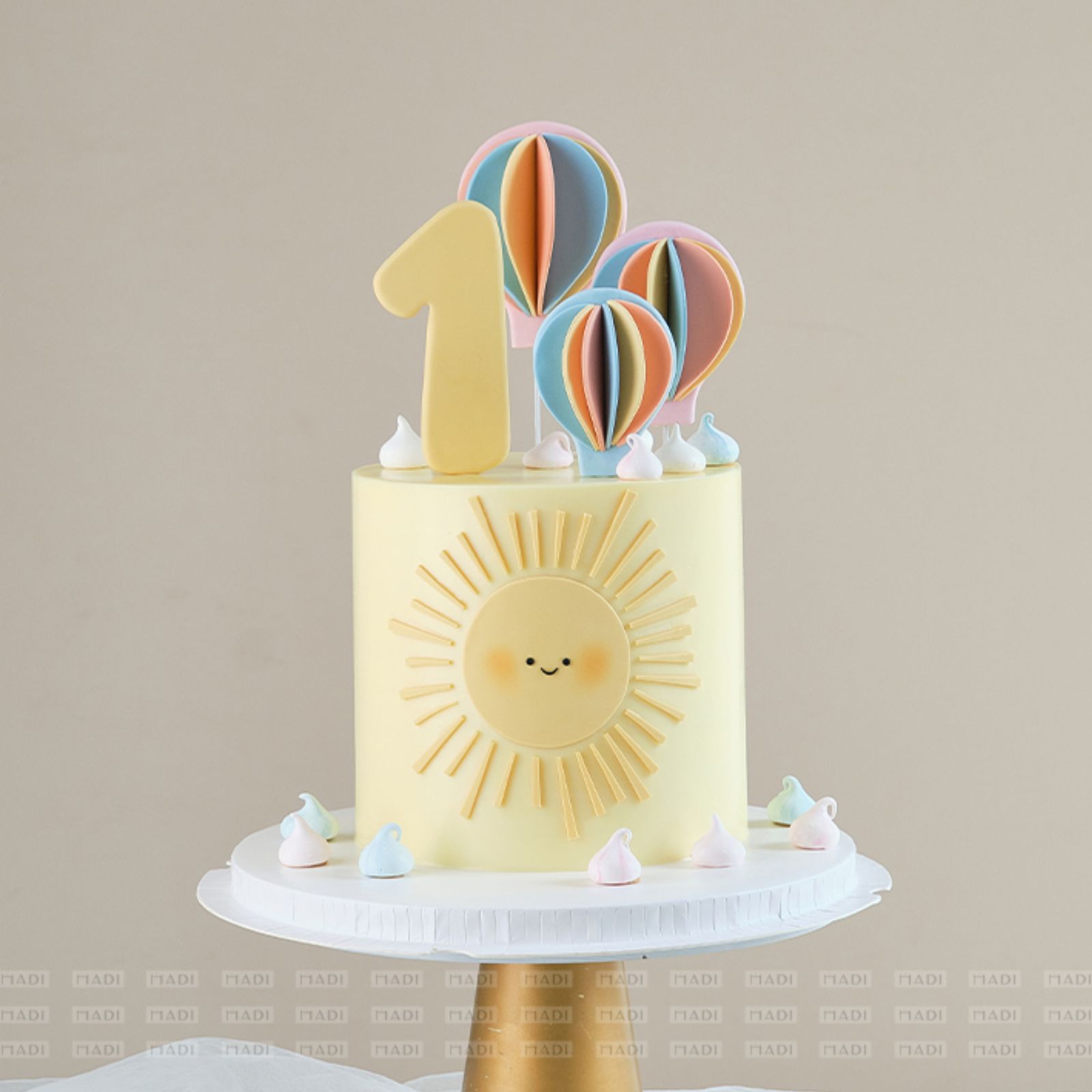 Bánh kem mừng thôi nôi theo yêu cầu với thiết kế đơn giản tông vàng pastel nhẹ nhàng, nổi bật hình ảnh ông mặt trời rạng rỡ