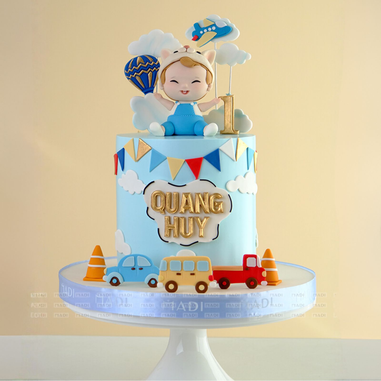 Mua bánh kem đầy tháng theo yêu cầu với tông xanh pastel chủ đạo cùng họa tiết mây trắng bồng bềnh, mang đến vẻ ngọt ngào và trong trẻo cho ngày vui 1 tuổi của bé